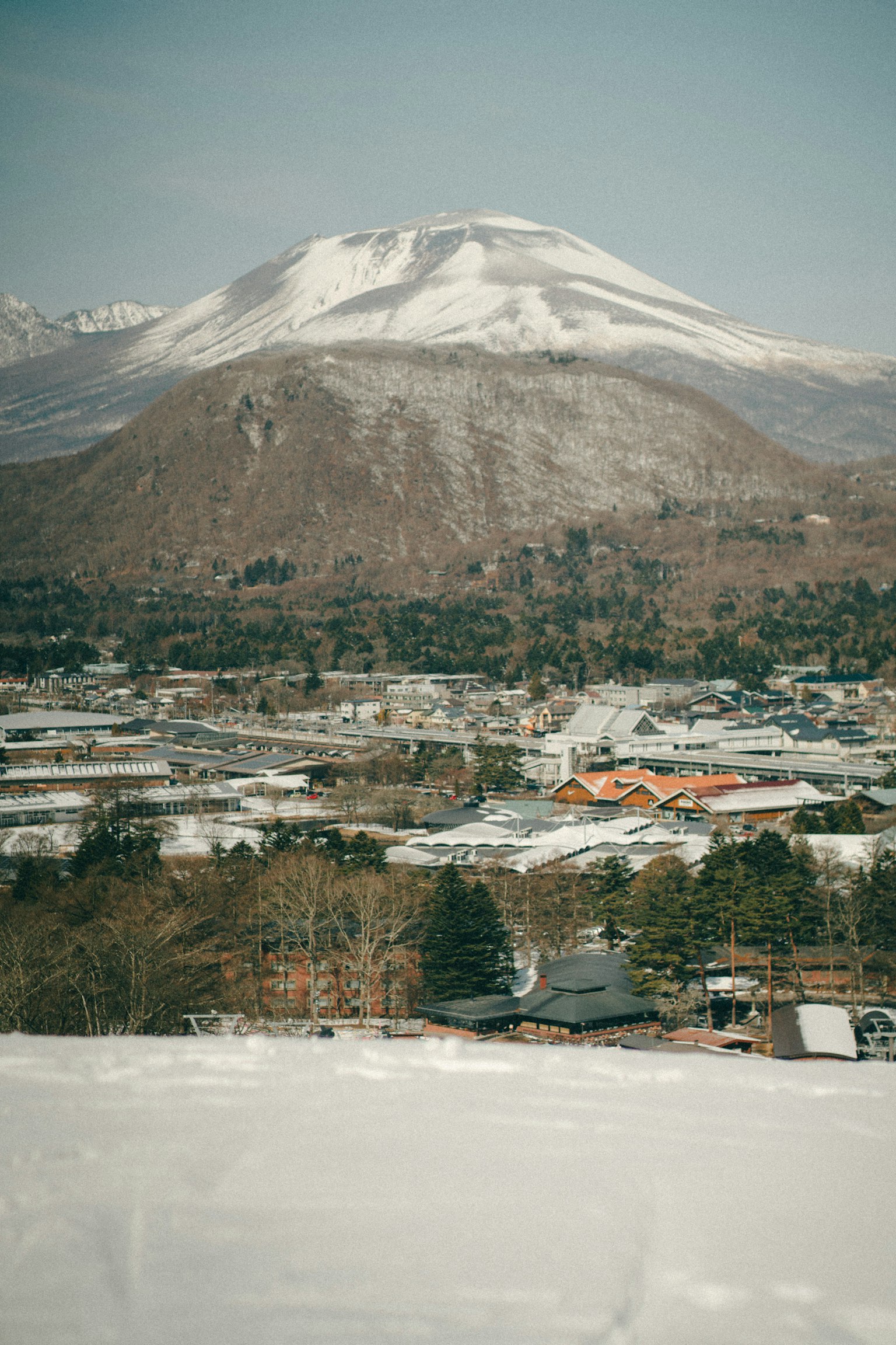 被雪覆盖的山与宁静的村庄景观