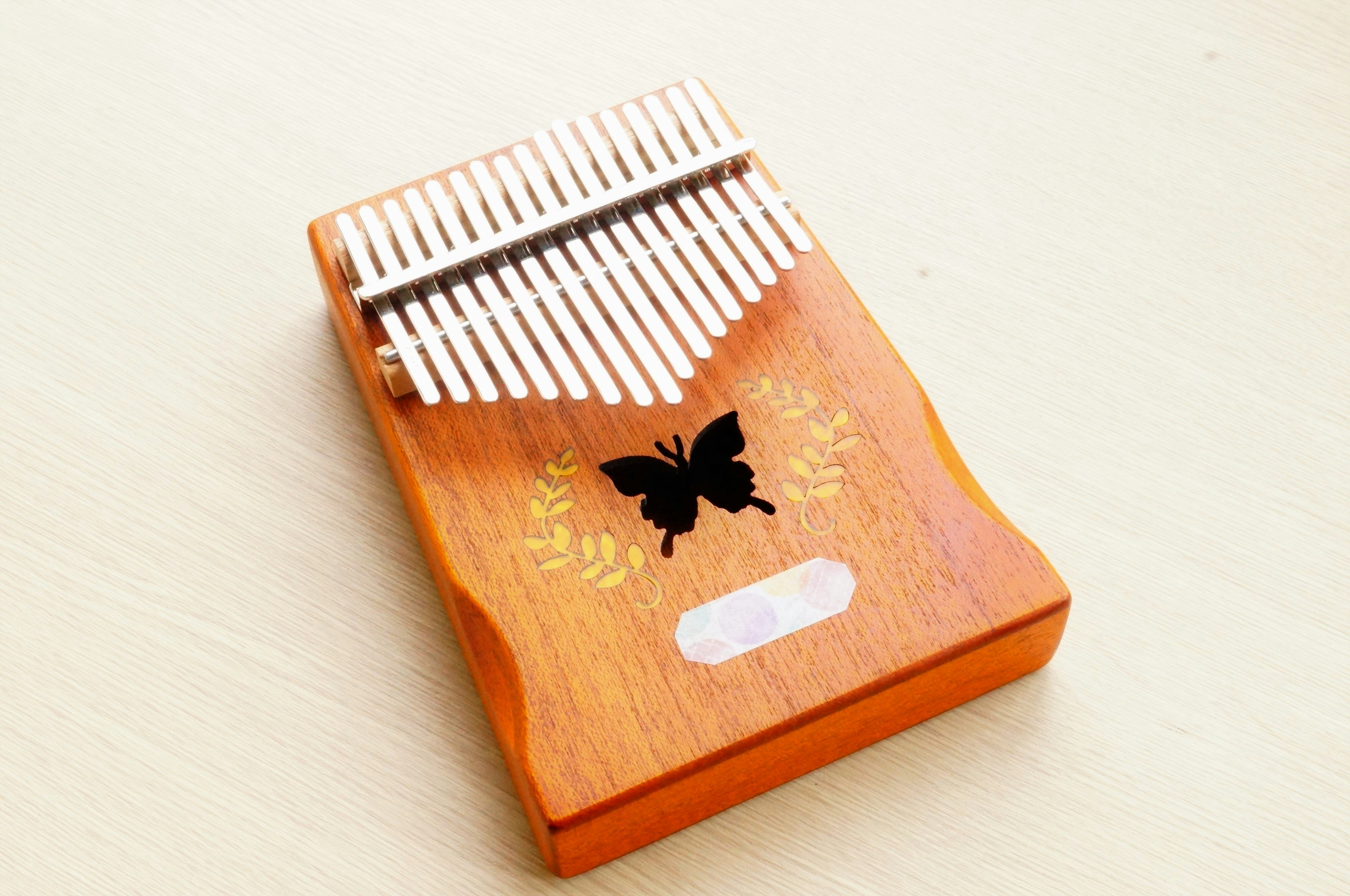 kalimba en bois au motif de papillon