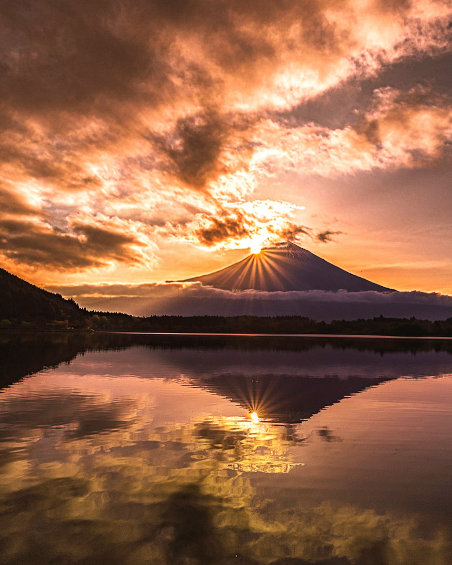 Splendida scena di montagna e lago con riflessi all'alba