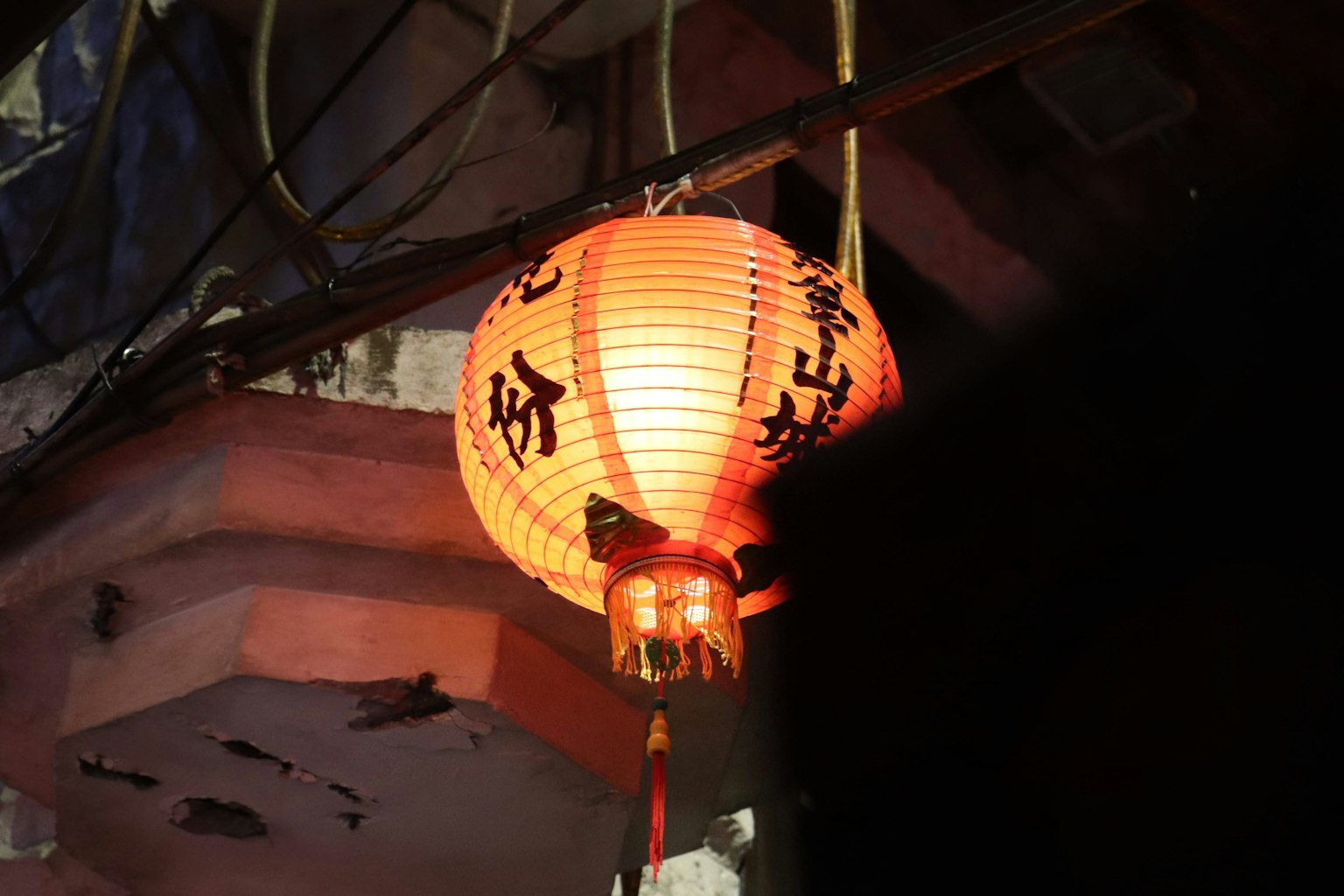 红色灯笼悬挂在黑暗背景上