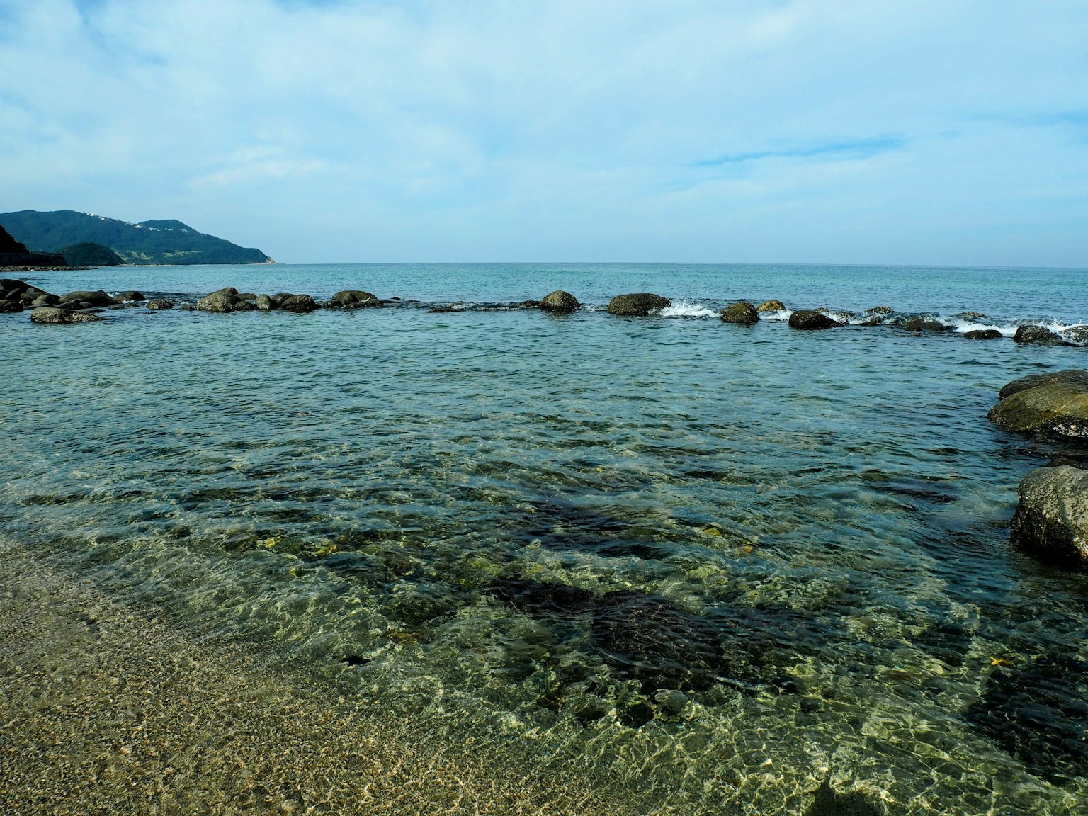 风景如画的海滩景观，清澈的水和岩石海岸
