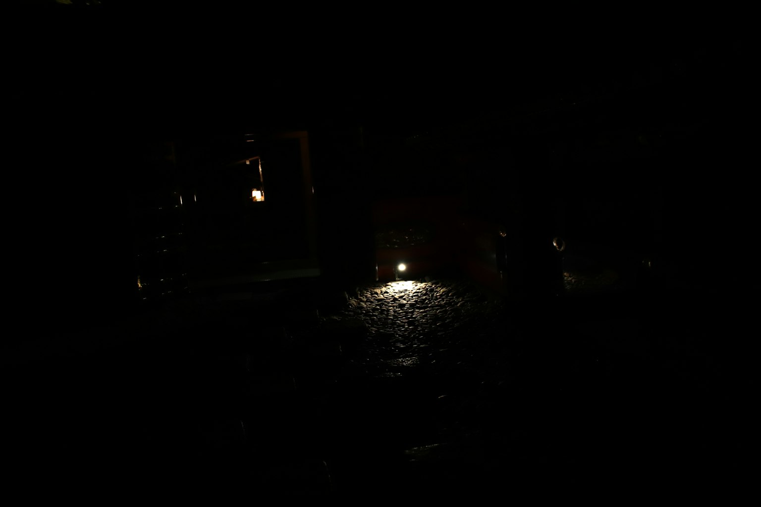 Schummrige Nachtszene mit einem leuchtenden Licht