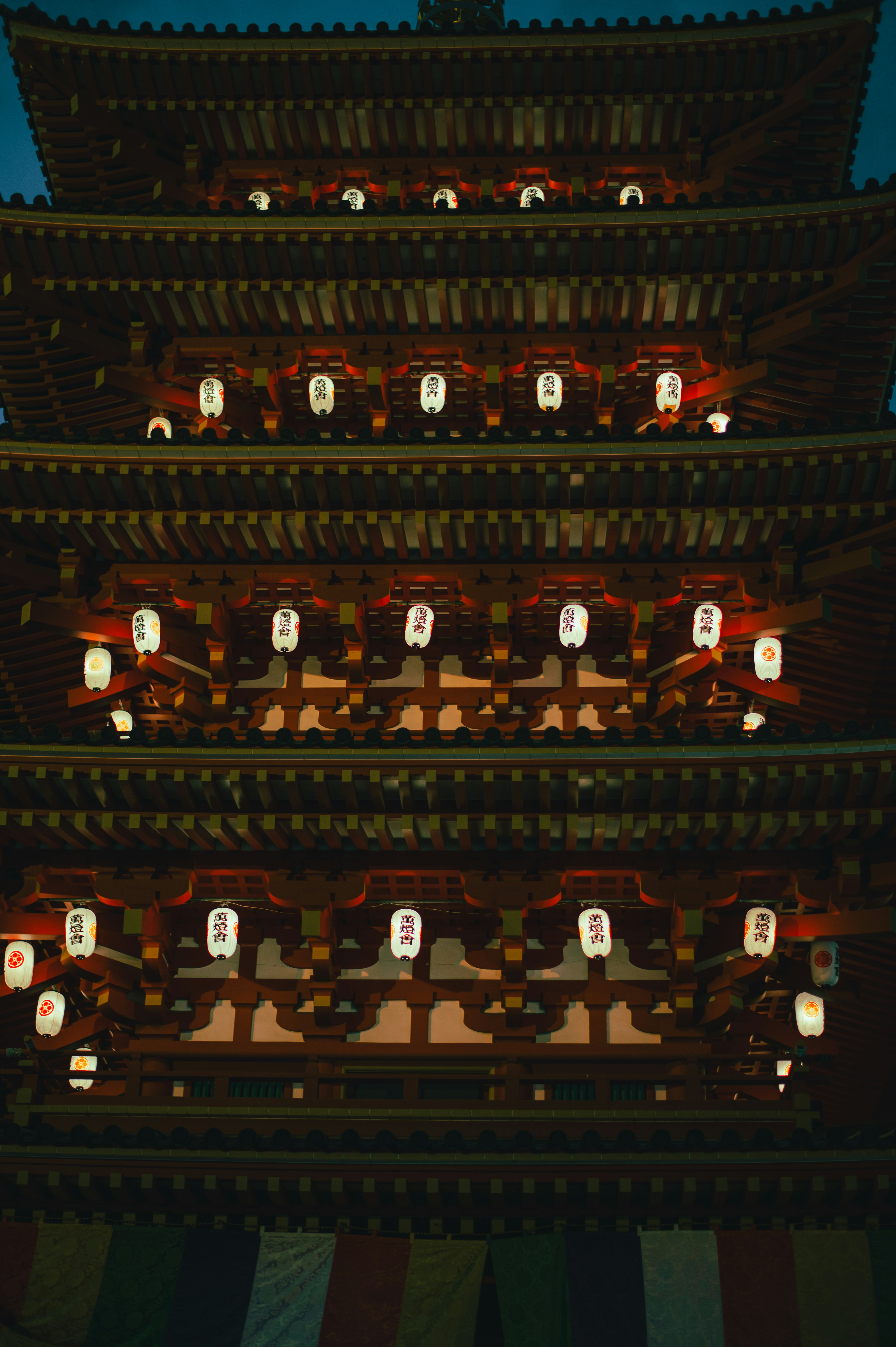 提灯が並ぶ寺院の楼門の夜景