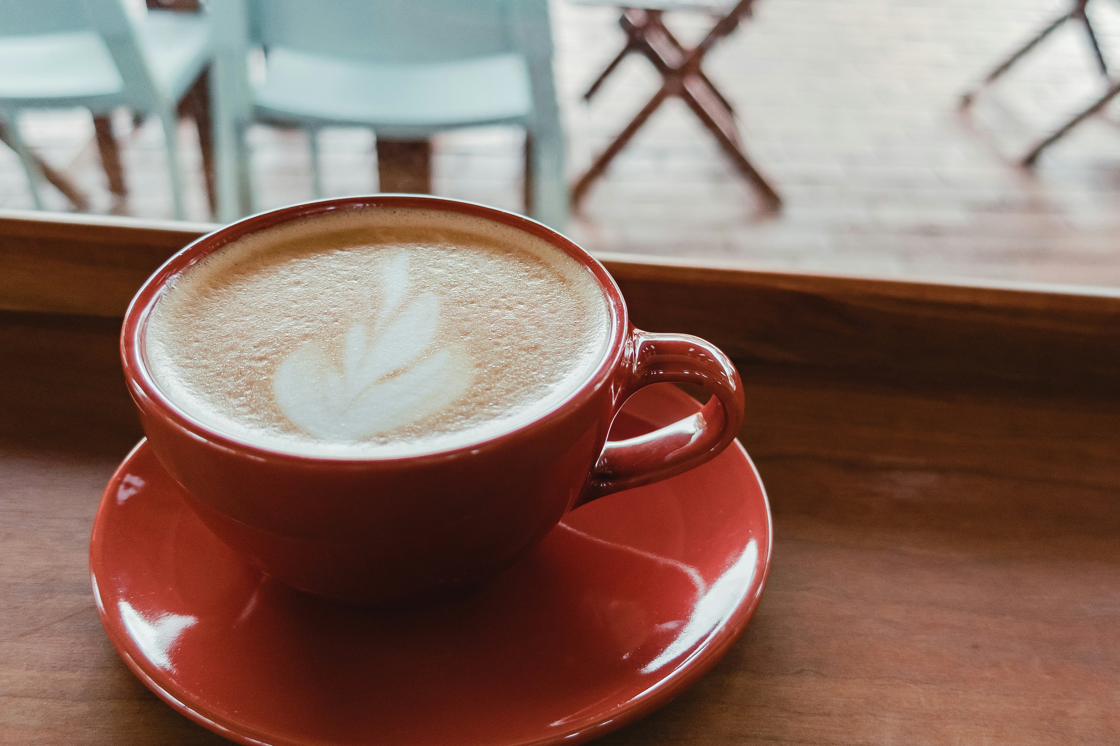 ラテアートのあるカフェラテのカップ