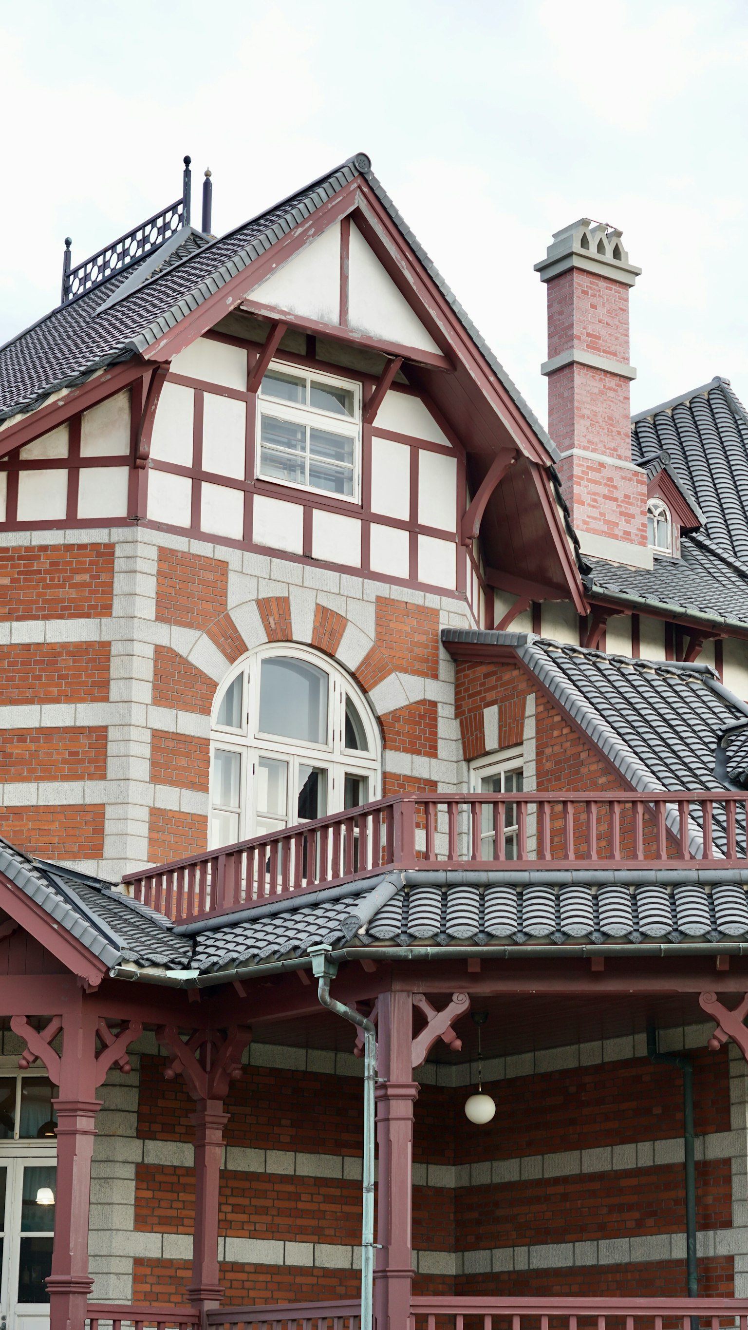 Partie d'un bâtiment historique avec un design unique de briques rouges et de rayures blanches