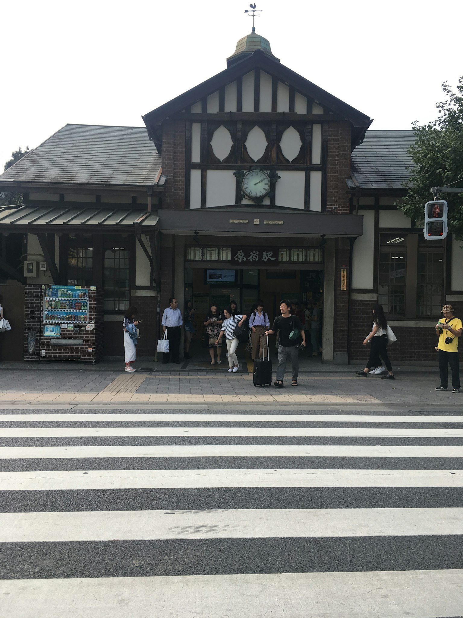 역사적인 기차역과 횡단보도와 사람들