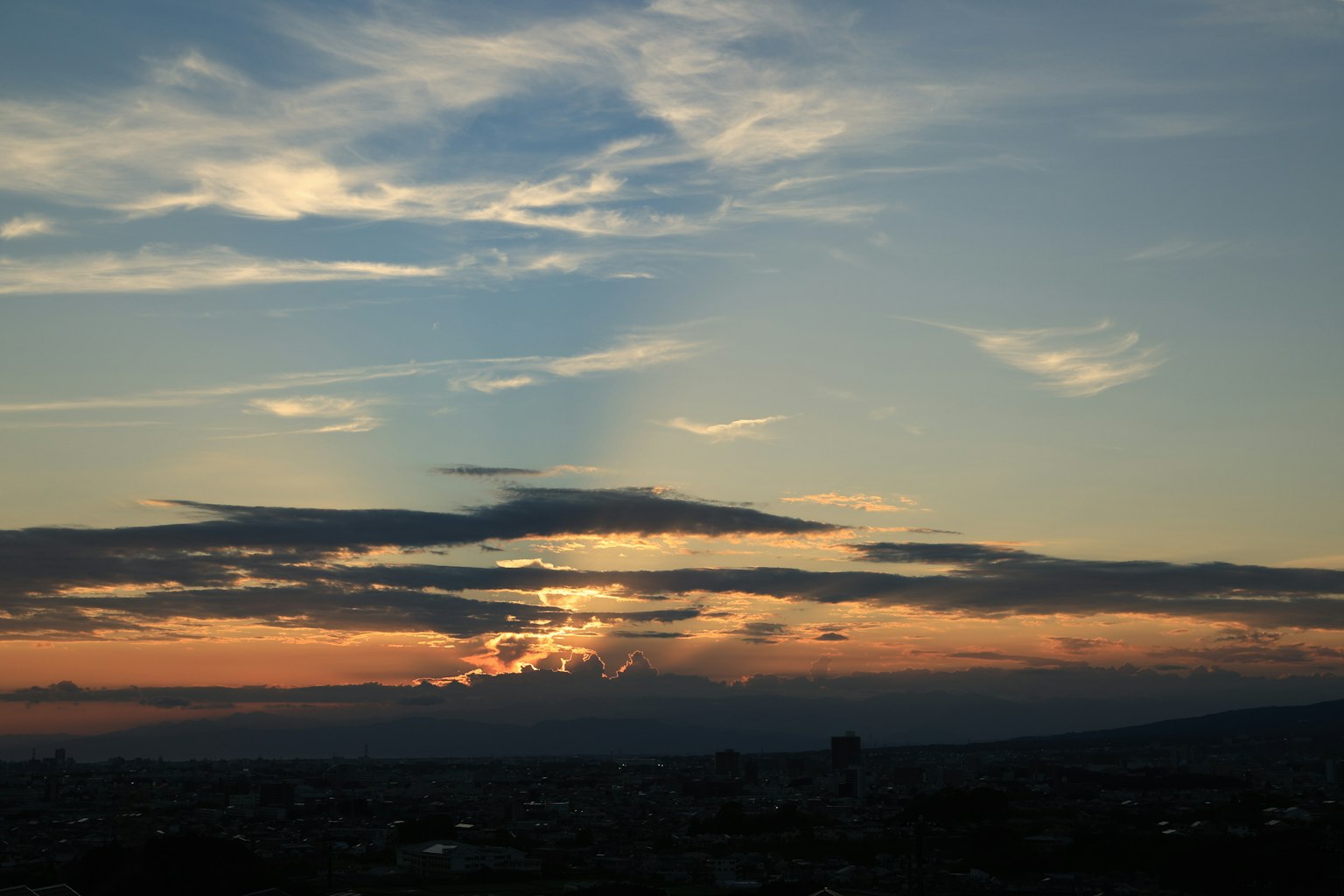 Silhouettes de montagnes et de nuages contre un ciel au coucher du soleil