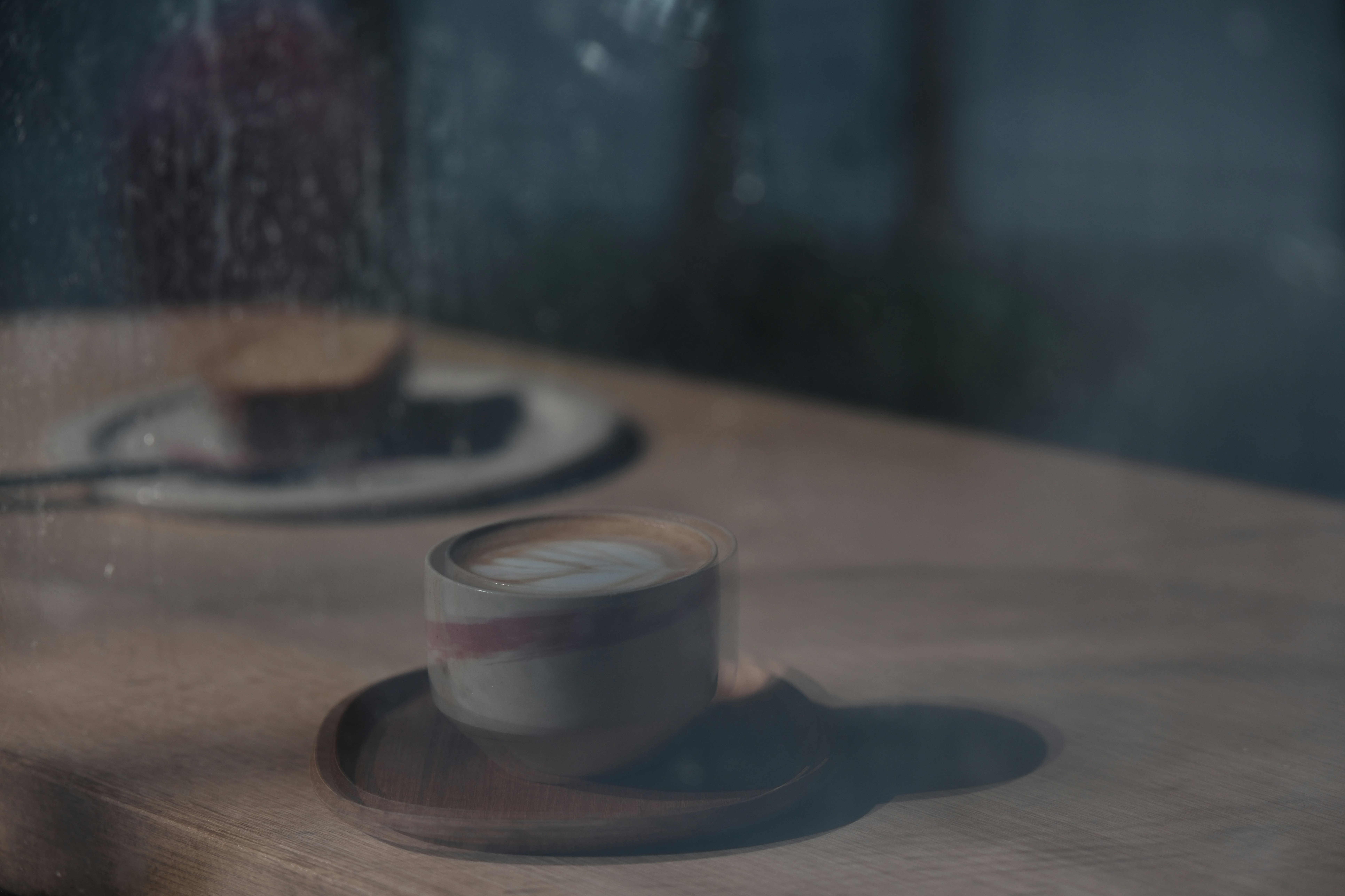 テーブル上のコーヒーとカップのあるカフェの落ち着いた雰囲気