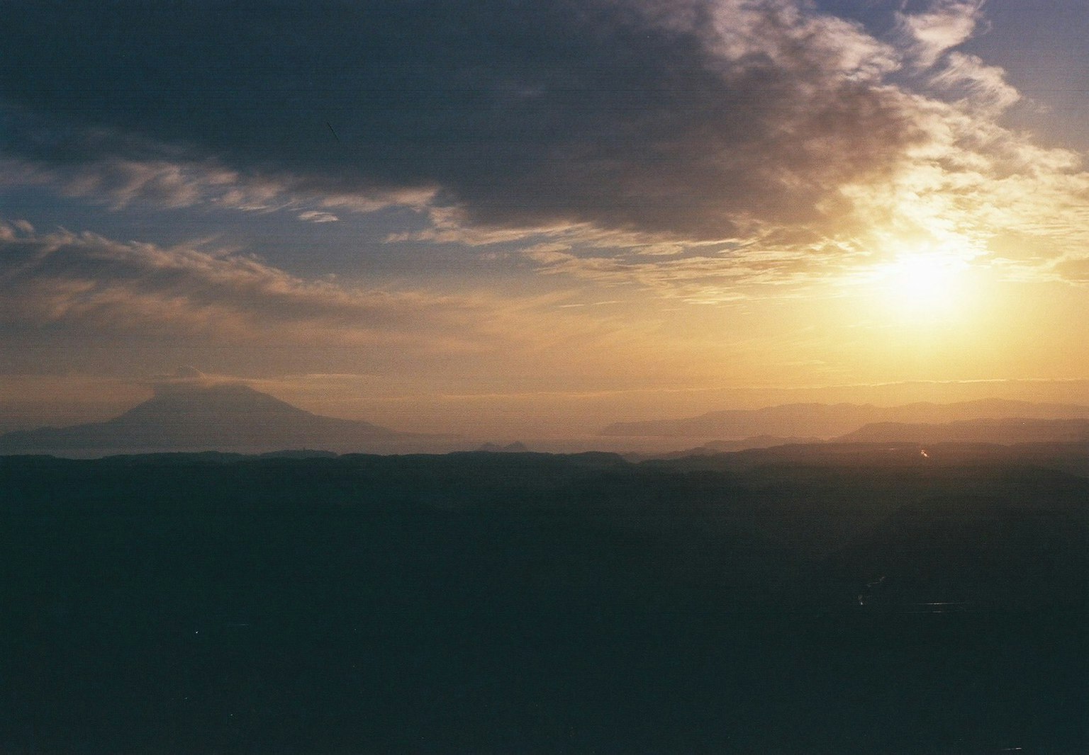 Paesaggio bellissimo con il tramonto che illumina le montagne