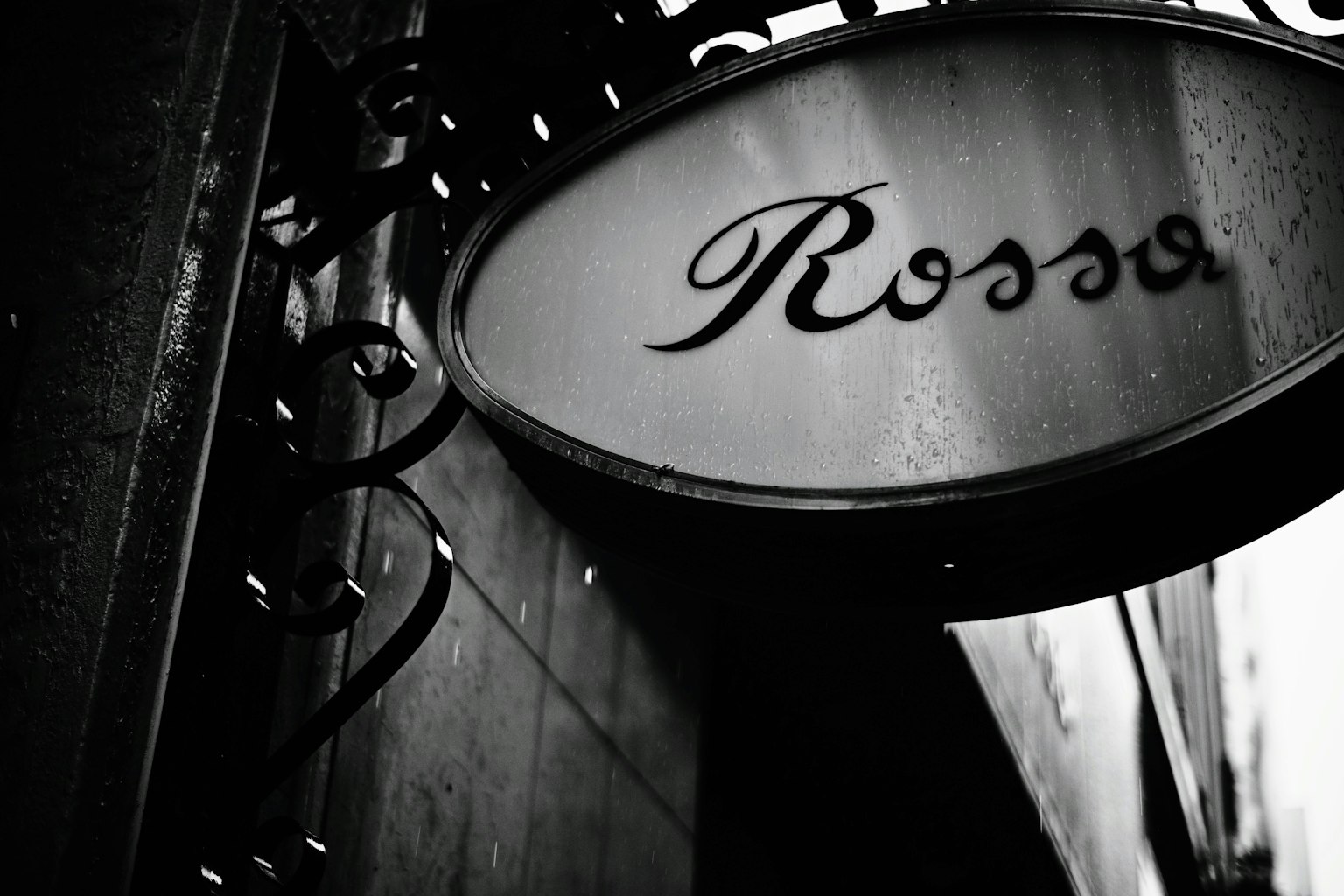 黑白色調的'Rosso'標誌