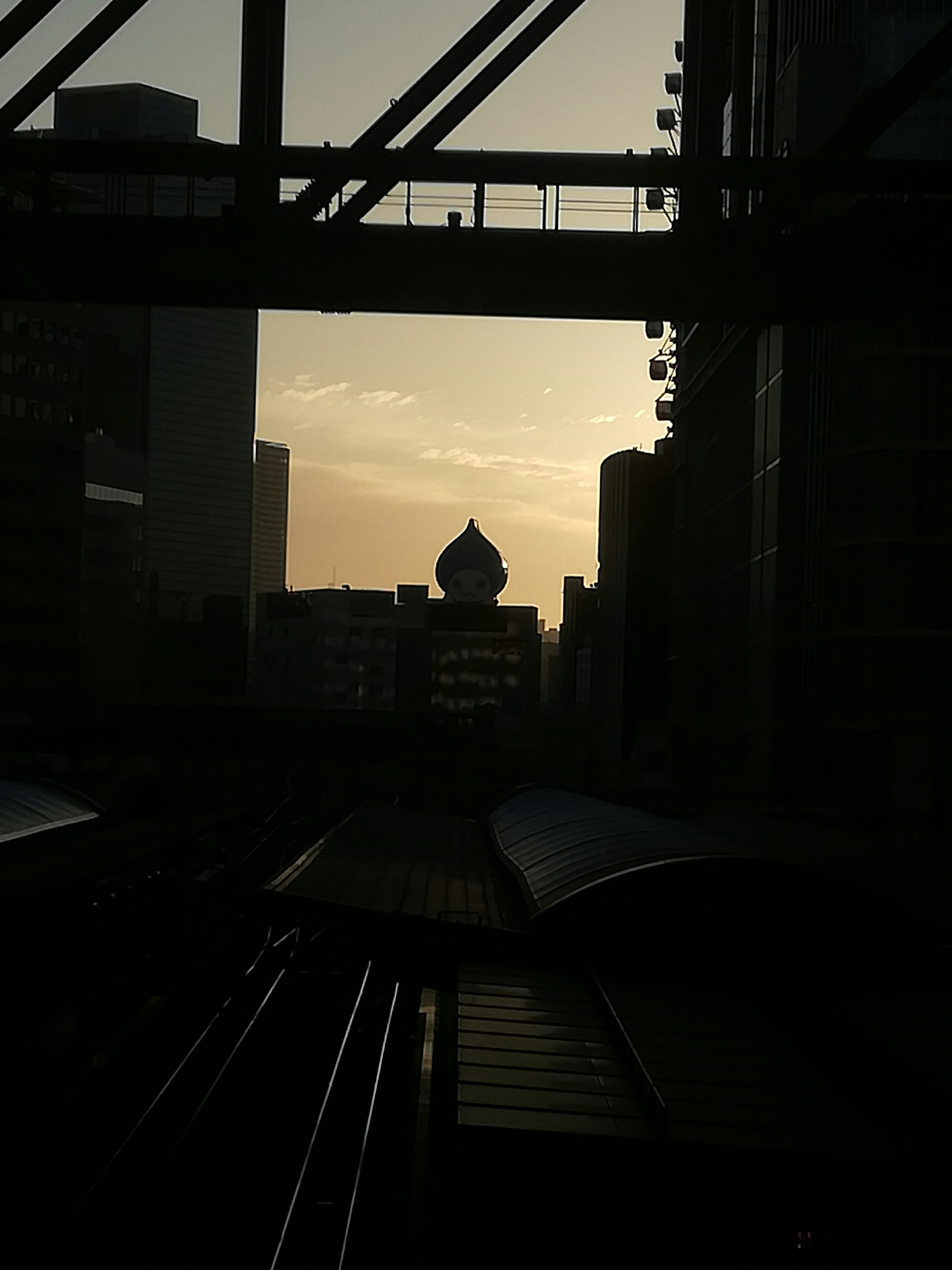 Morgen in Osaka, Blick durch einen Bahnhofsübergang mit Moschee-Silhouette bei Sonnenuntergang