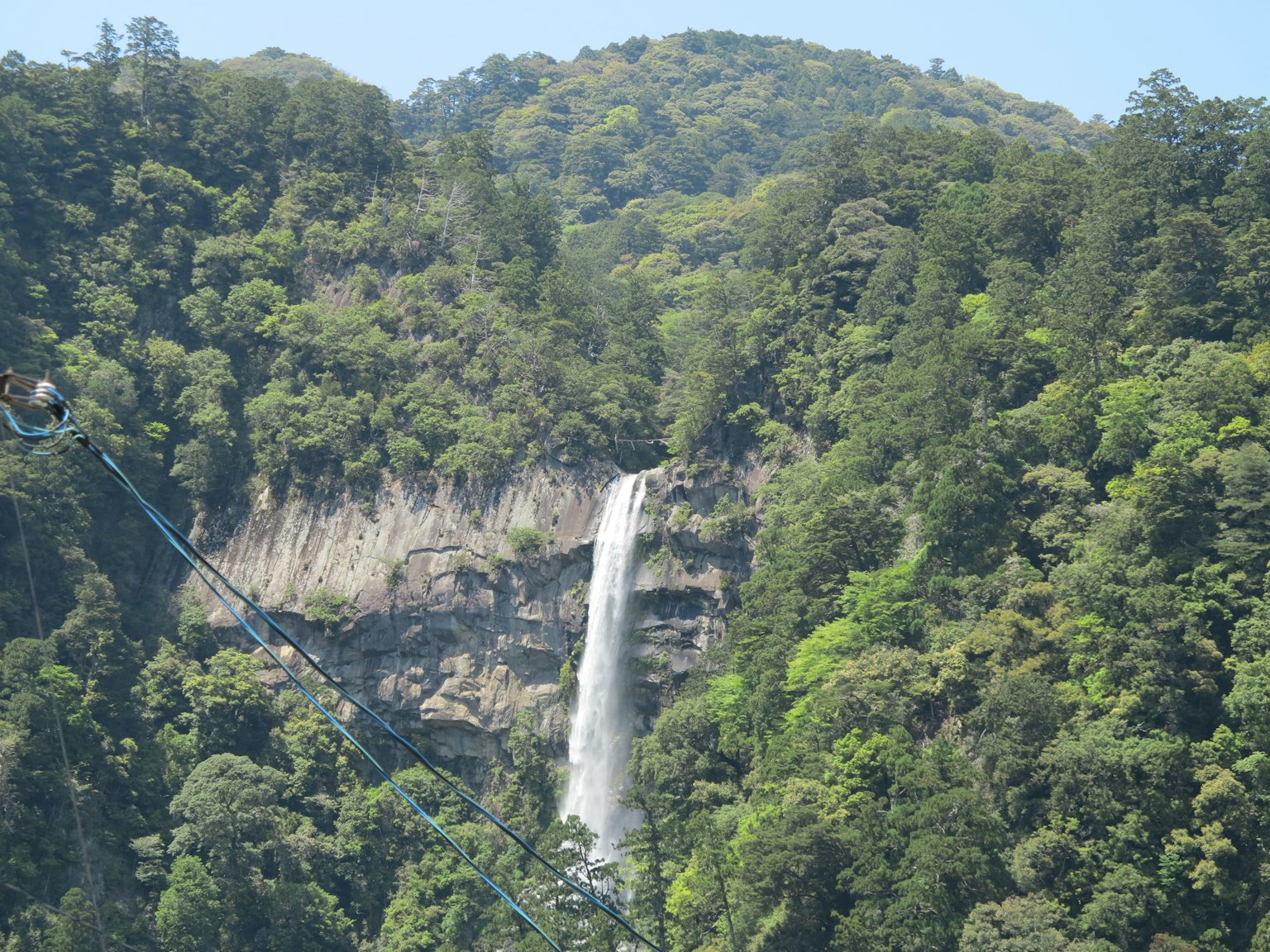 Air terjun indah dikelilingi pegunungan hijau
