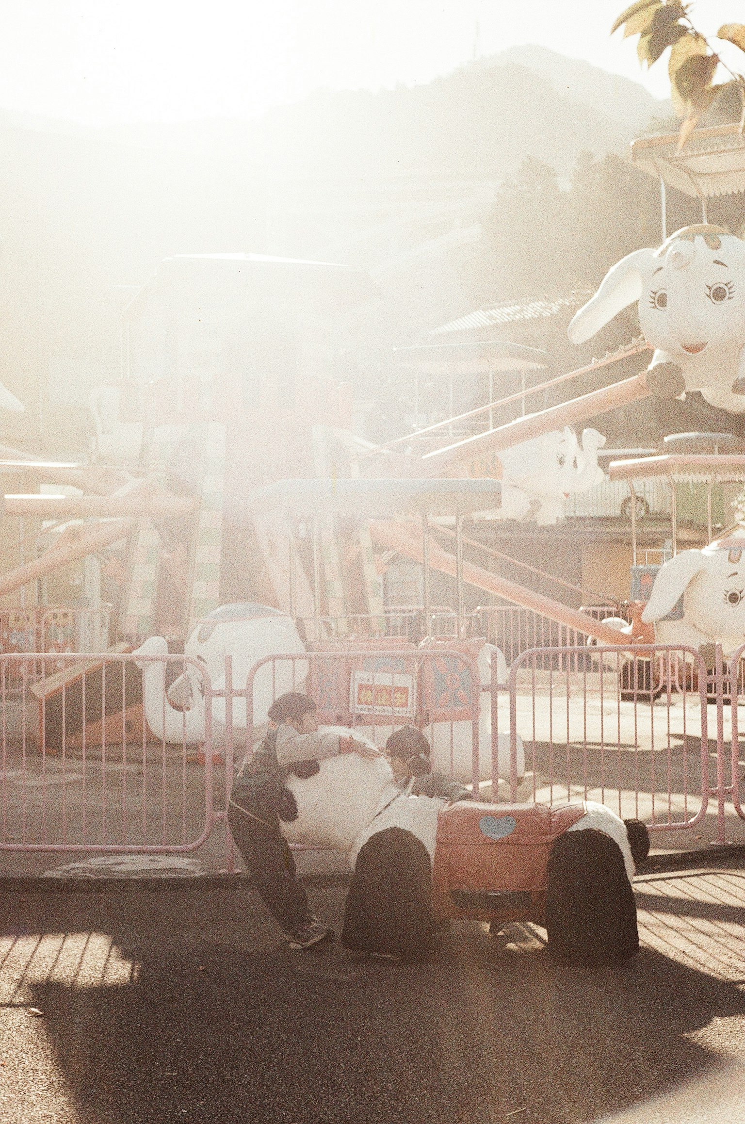 遊園地で遊ぶ子供たちと観覧車の背景