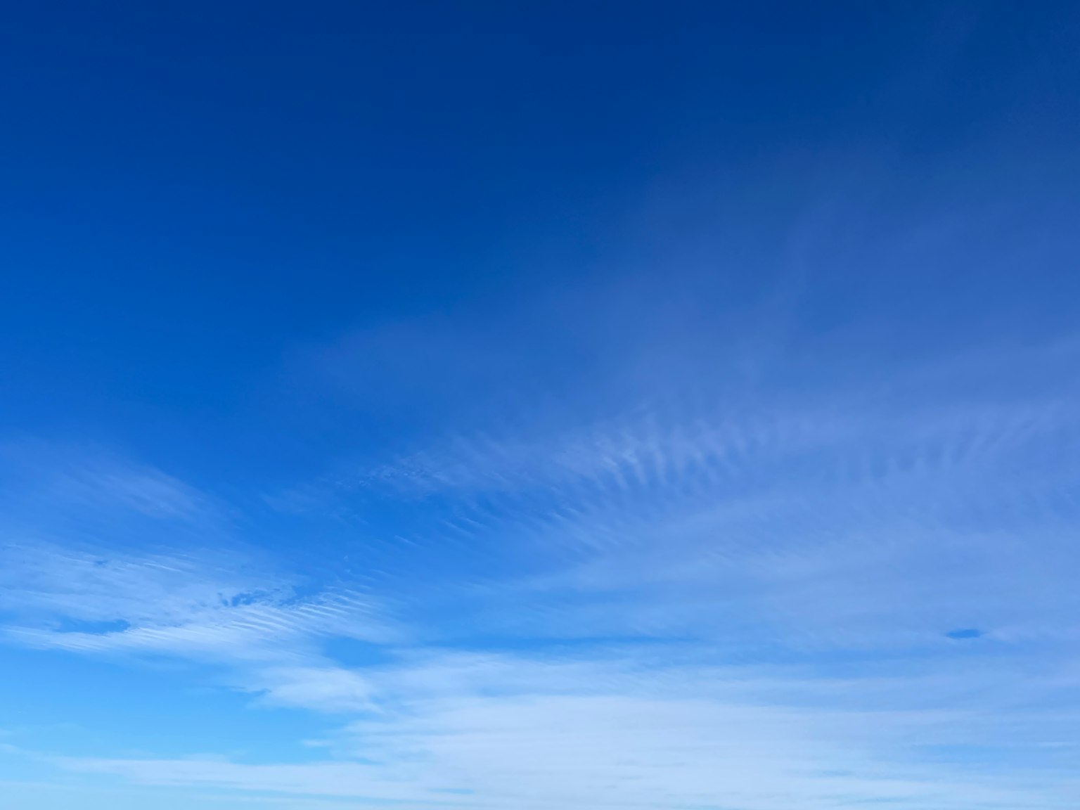 Langit biru cerah dengan awan putih tipis
