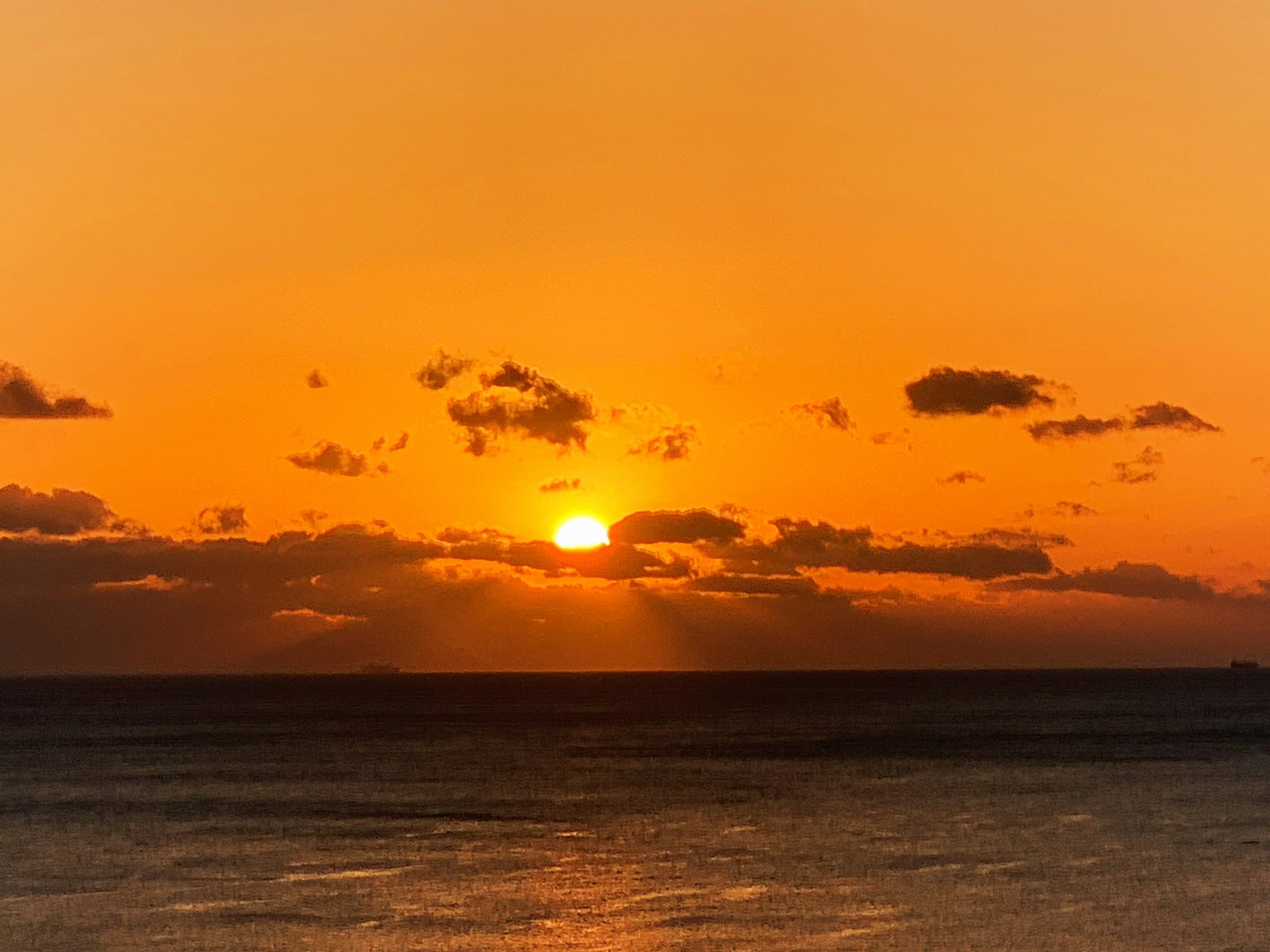Bellissimo tramonto sull'oceano con tonalità arancioni