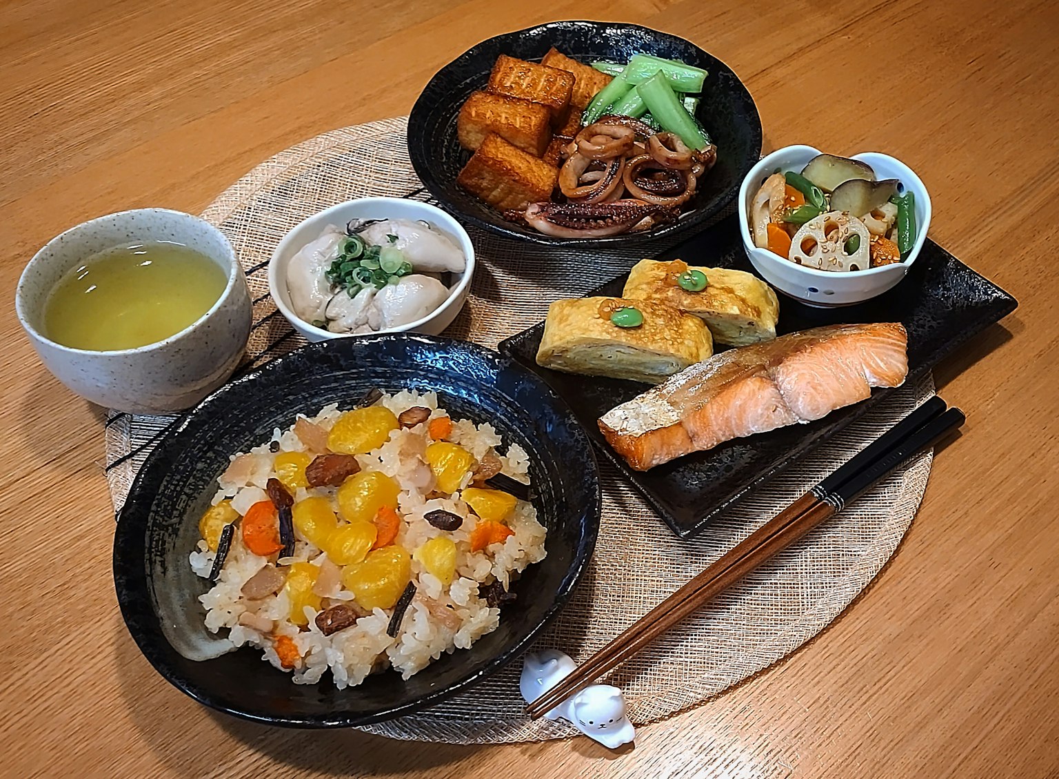 맛있는 일본식 식사로 밥, 연어, 오믈렛, 야채 샐러드, 수프, 면이 포함되어 있습니다