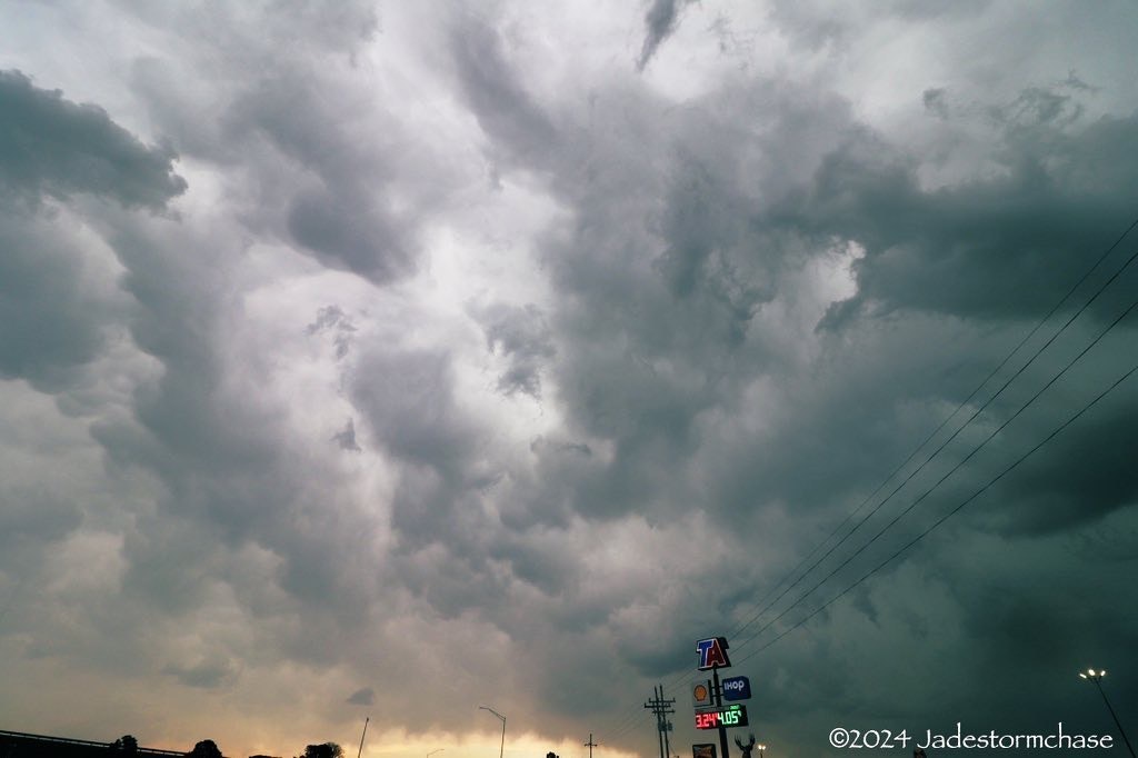 荒天の空と雲、道路標識のある風景
