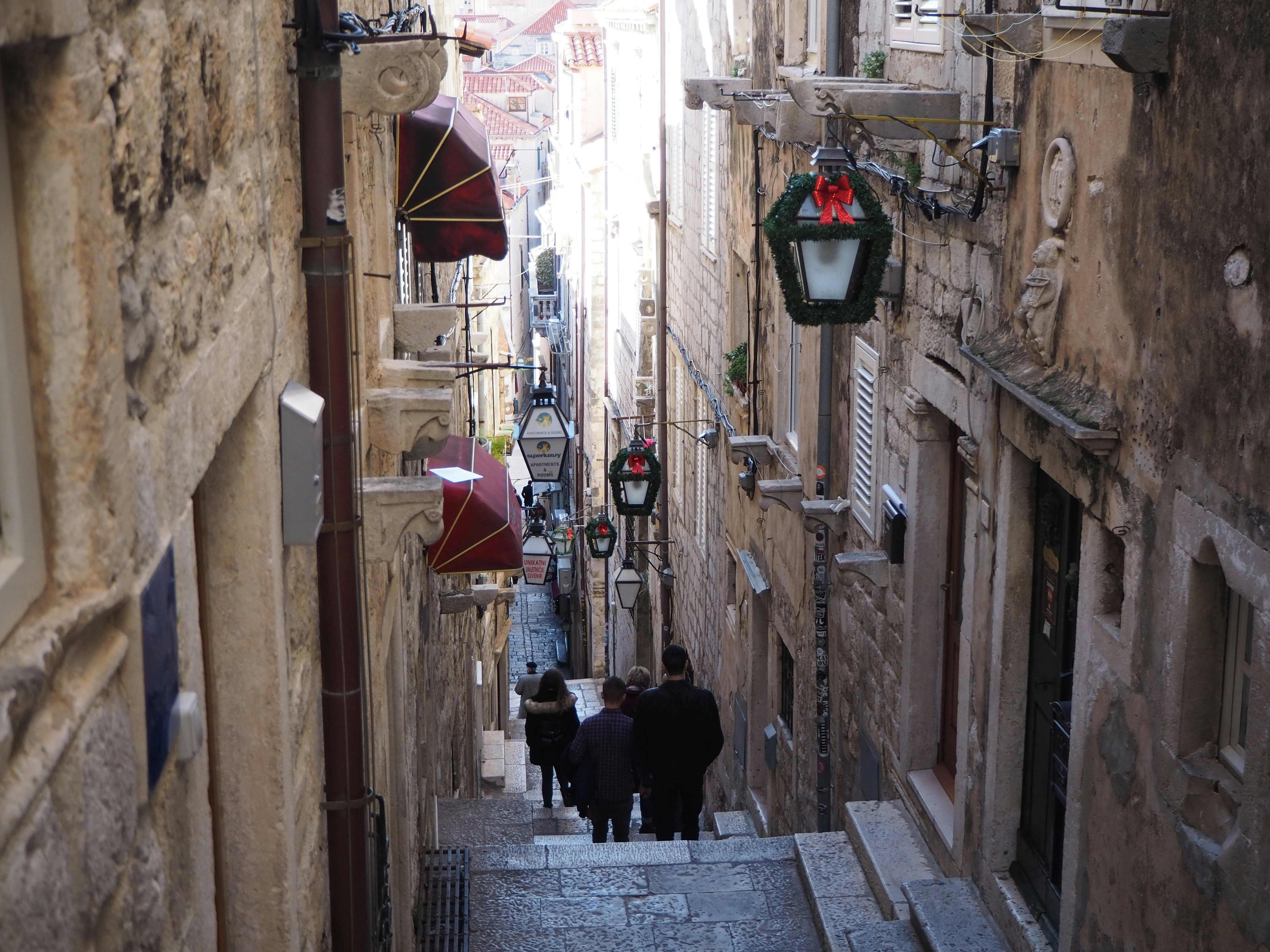 Stein-Gasse in Dubrovnik mit gehenden Menschen