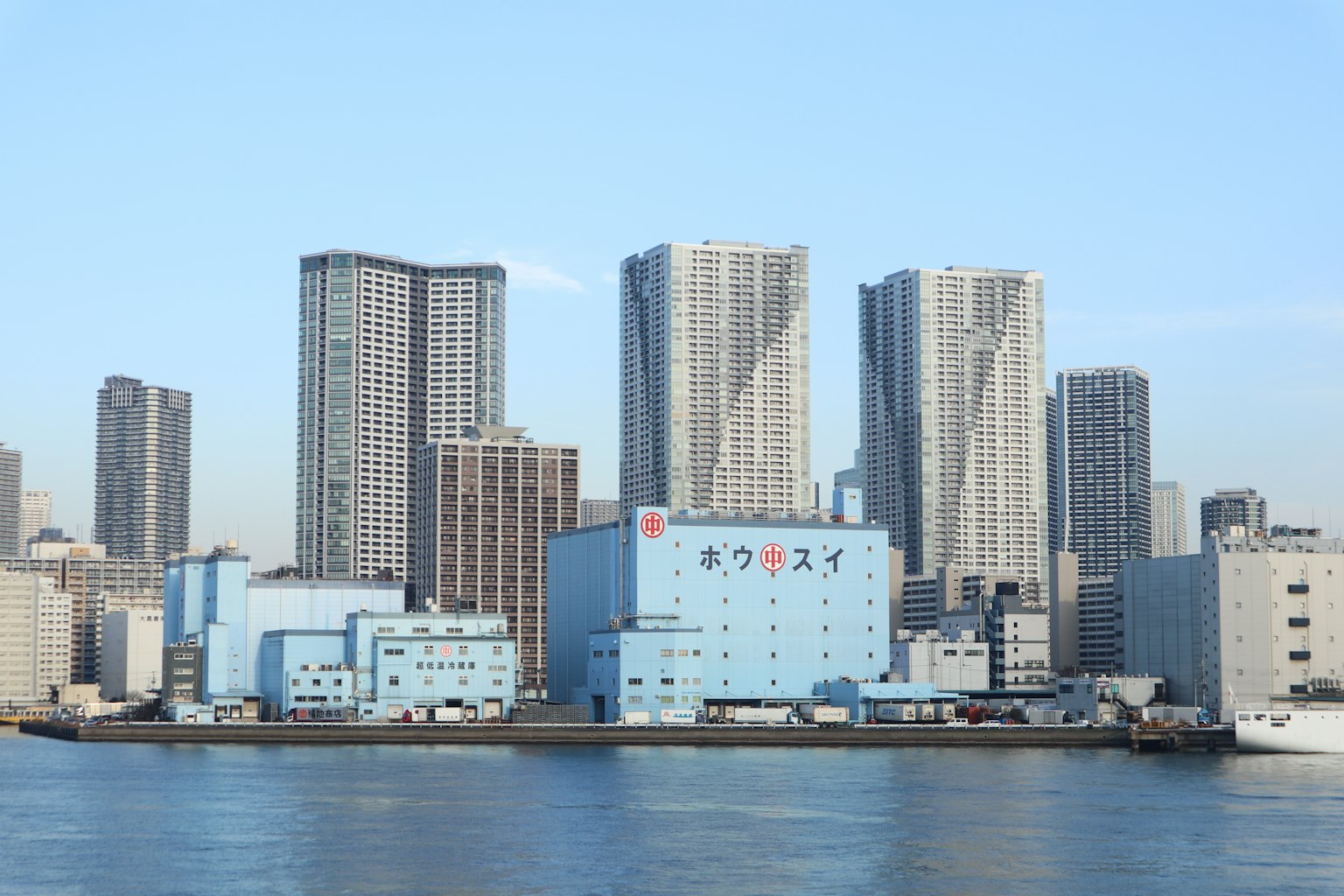 城市景观，有蓝色建筑和摩天大楼