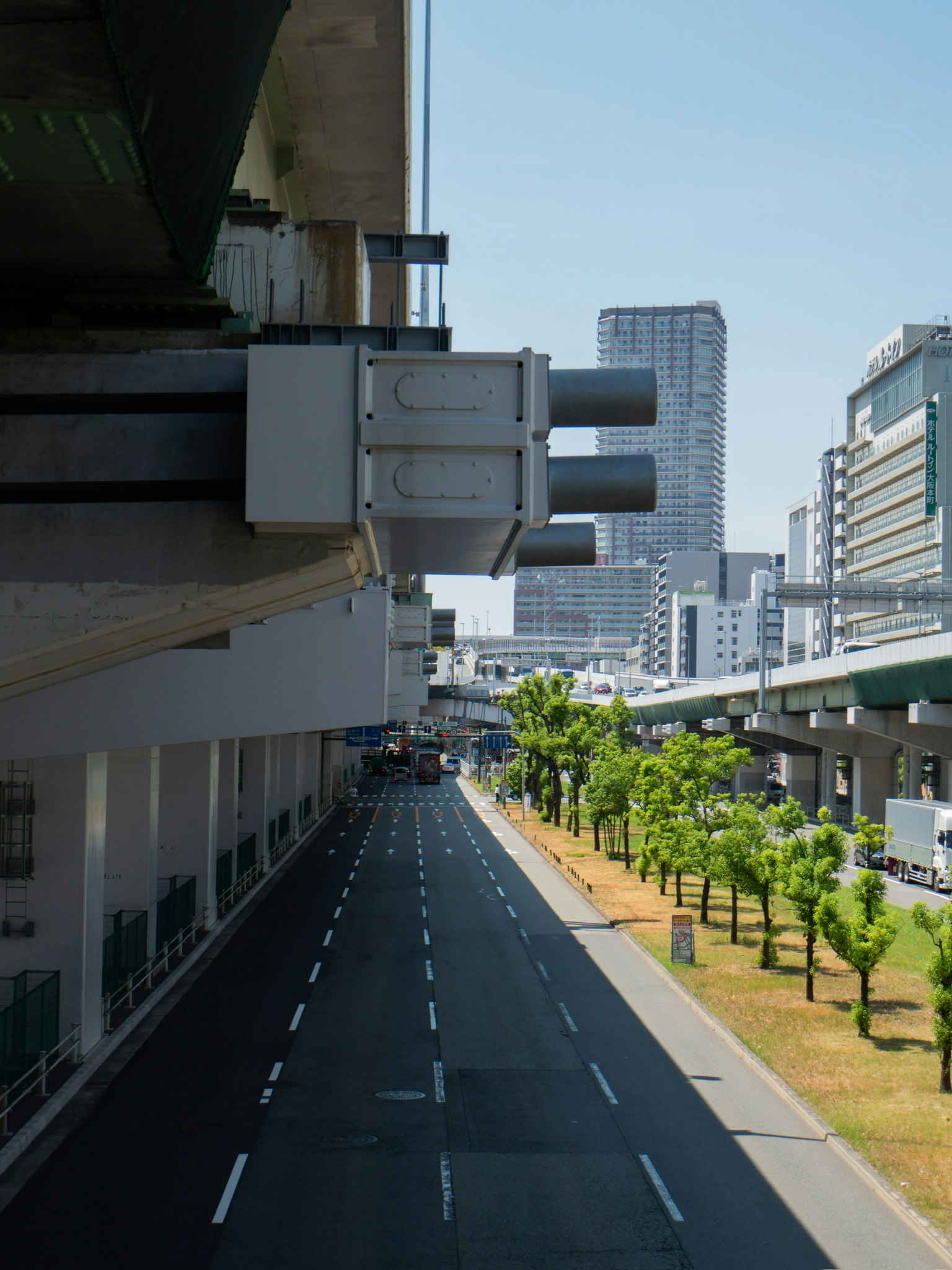 高架道路と都市の景観が見える風景