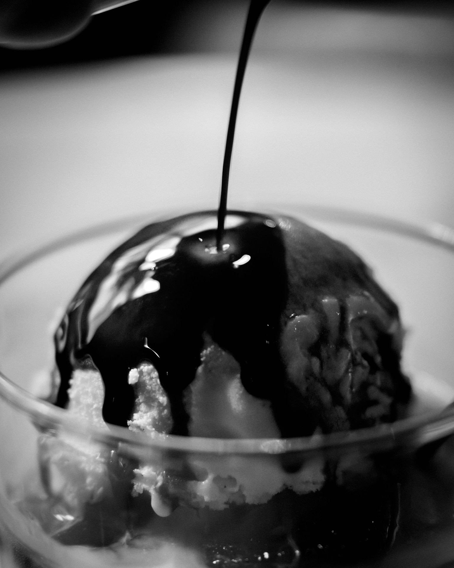 Palla di gelato con salsa di cioccolato che cola