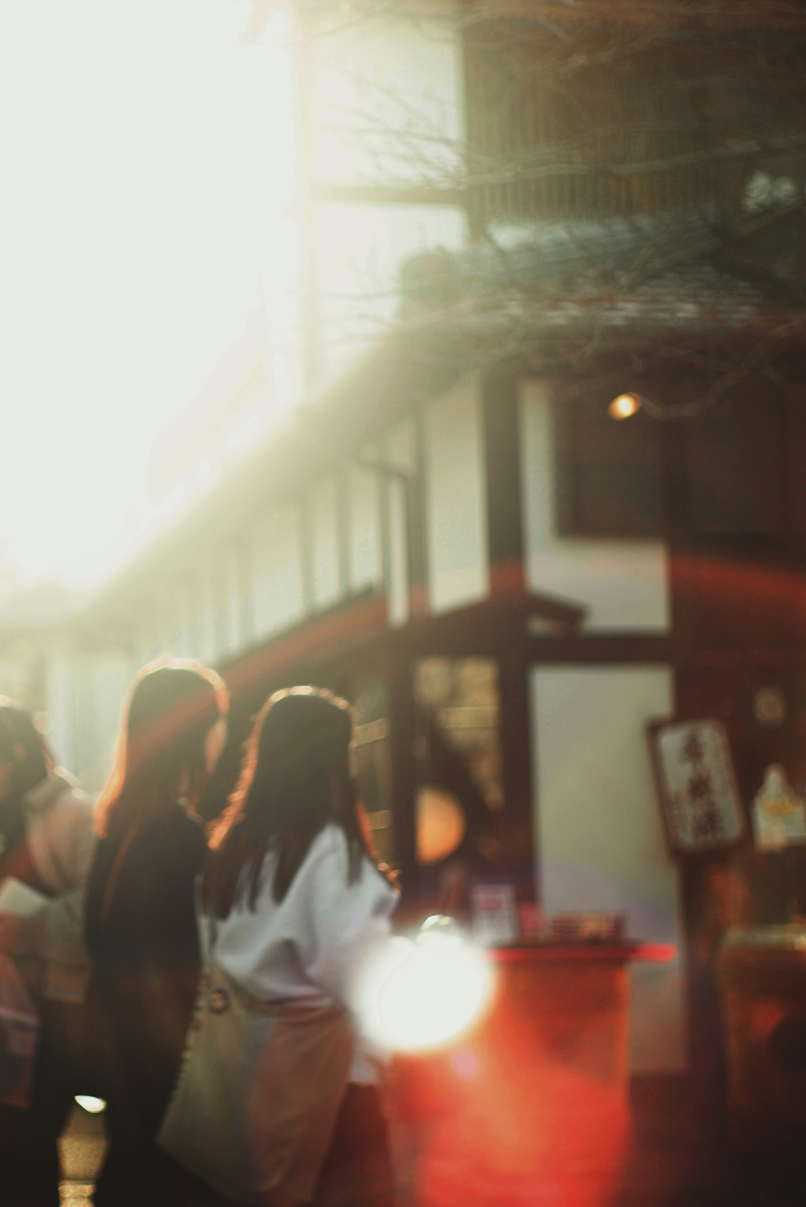 傍晚时分，嵐山商店街巷弄里的人群氛围