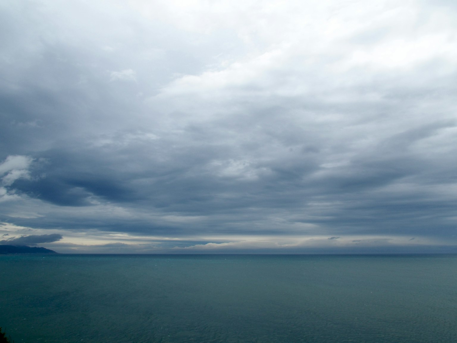 曇り空と海の広がりが見える風景