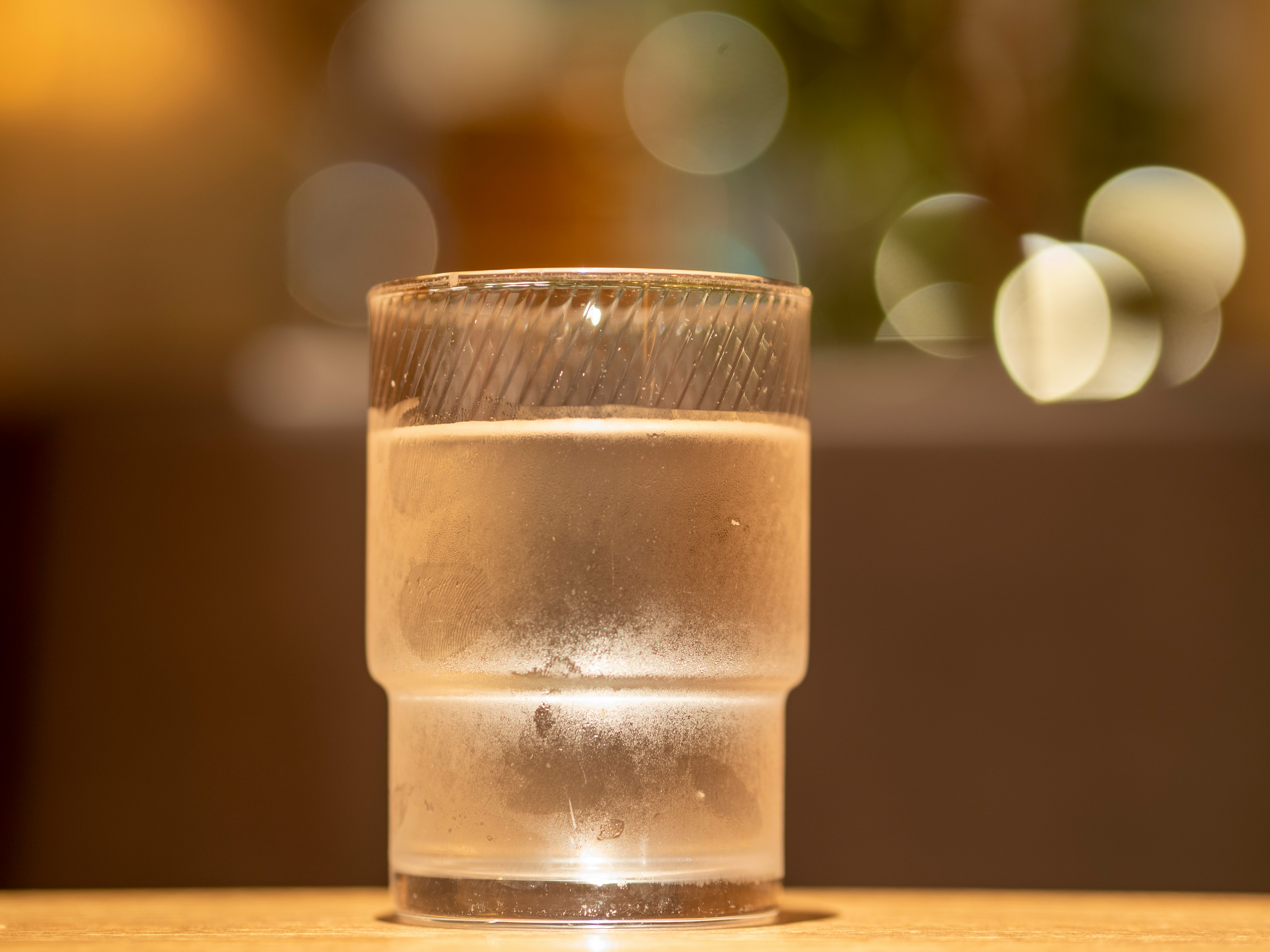 桌上清澈的玻璃水杯