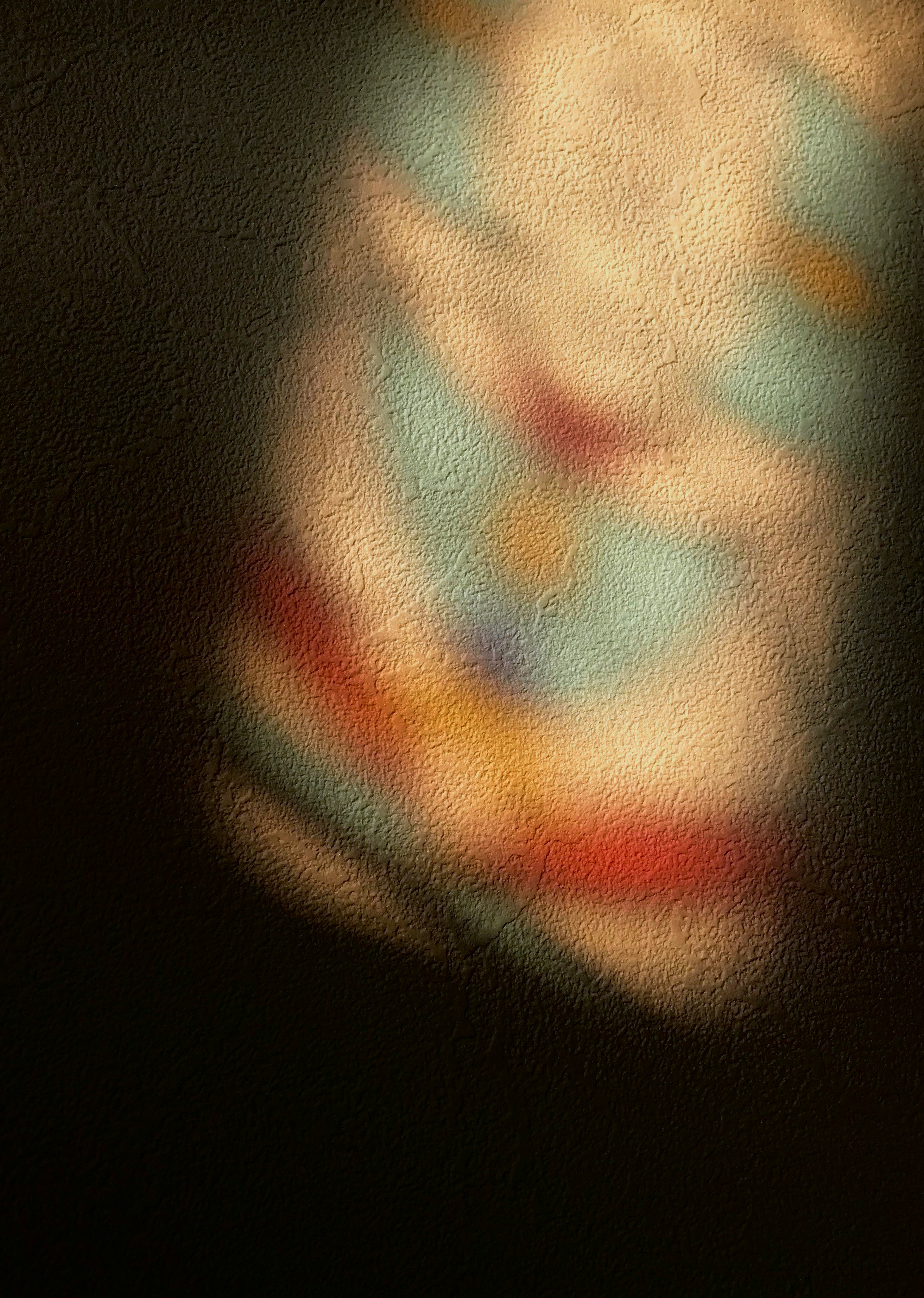 ぼやけた色合いの抽象的なデザインが特徴の画像