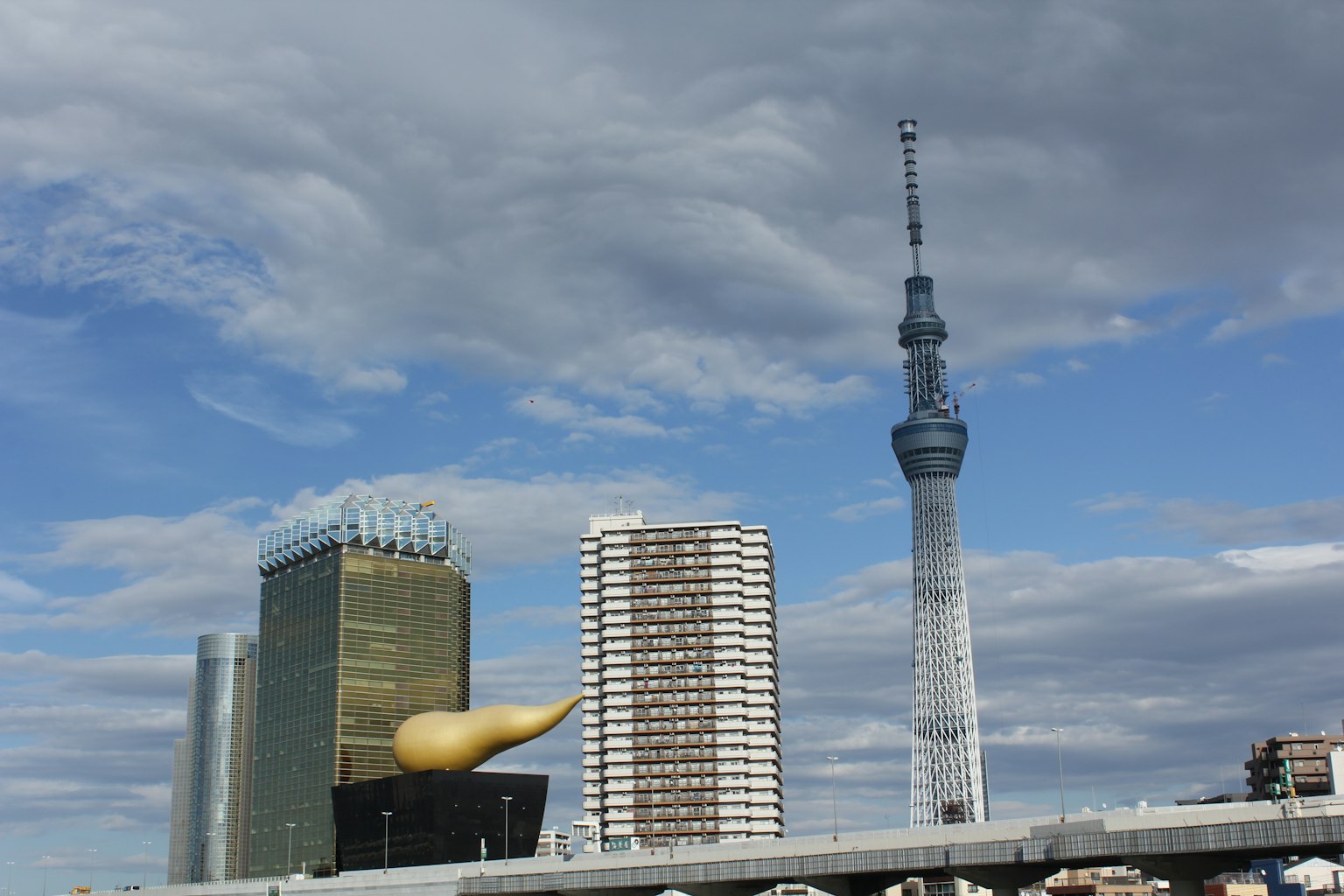 Skyline del Tokyo Skytree e della torre Asahi Beer