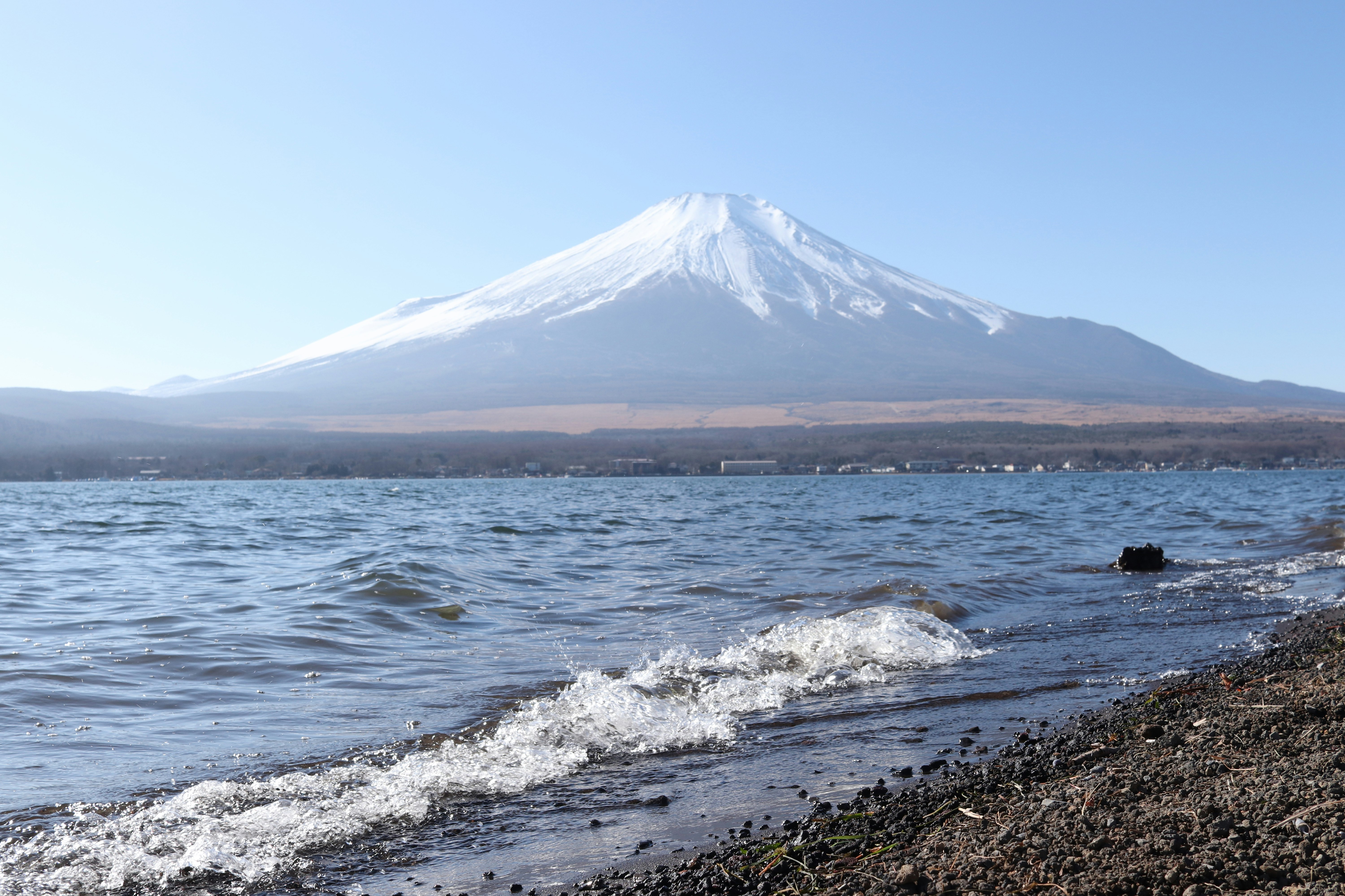 湖畔の波と遠くにそびえる富士山