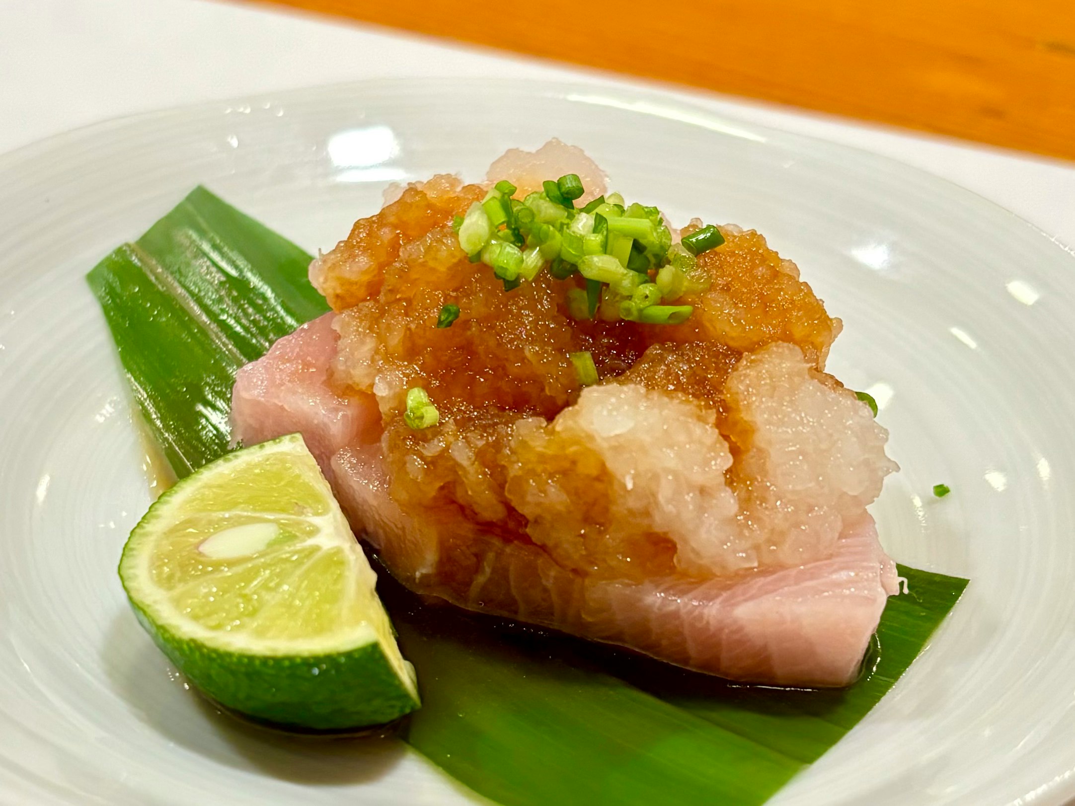 nigiri estilo sushi sobre hoja de plátano con lima