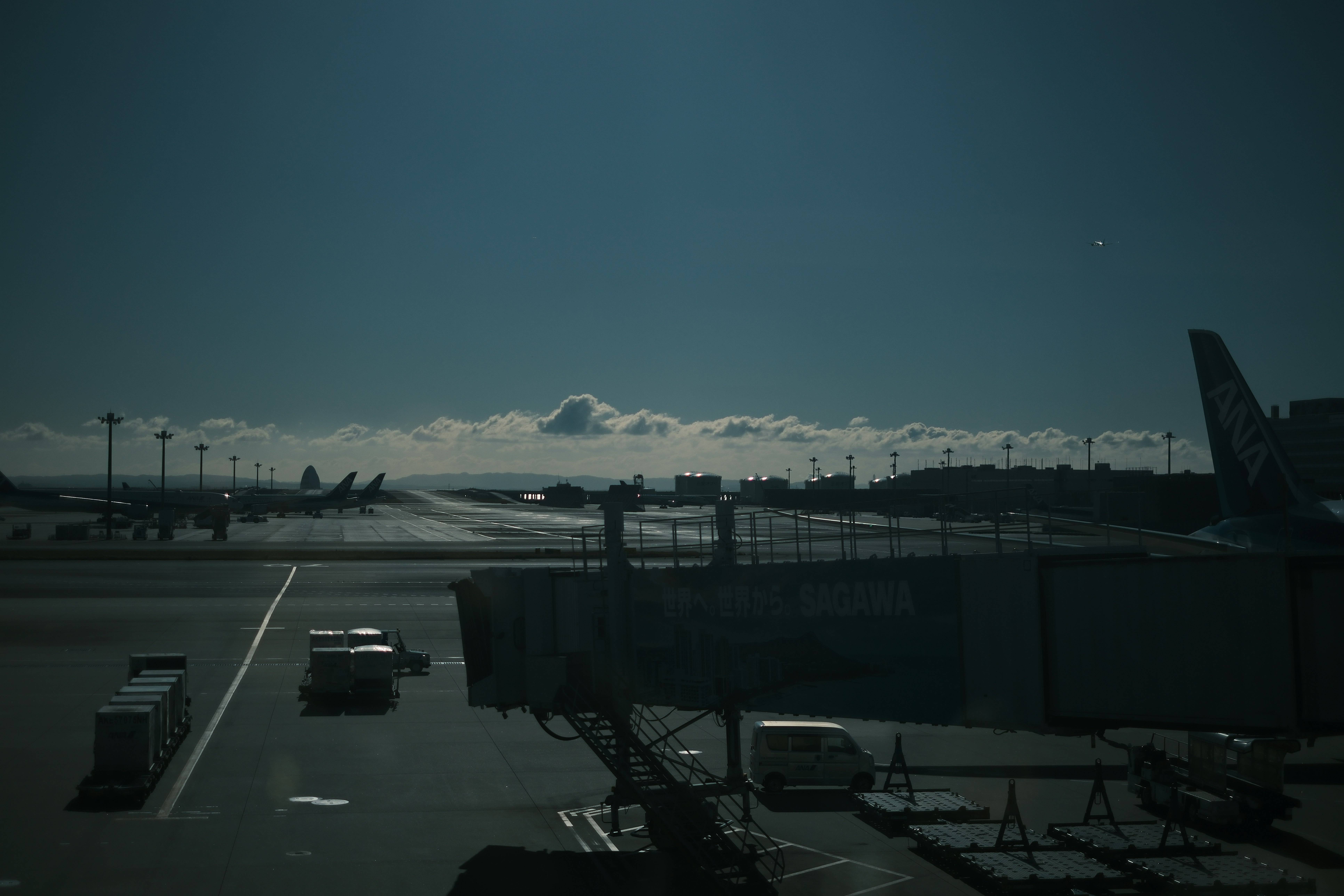 機場跑道一側停放的飛機與滑行道黃昏景