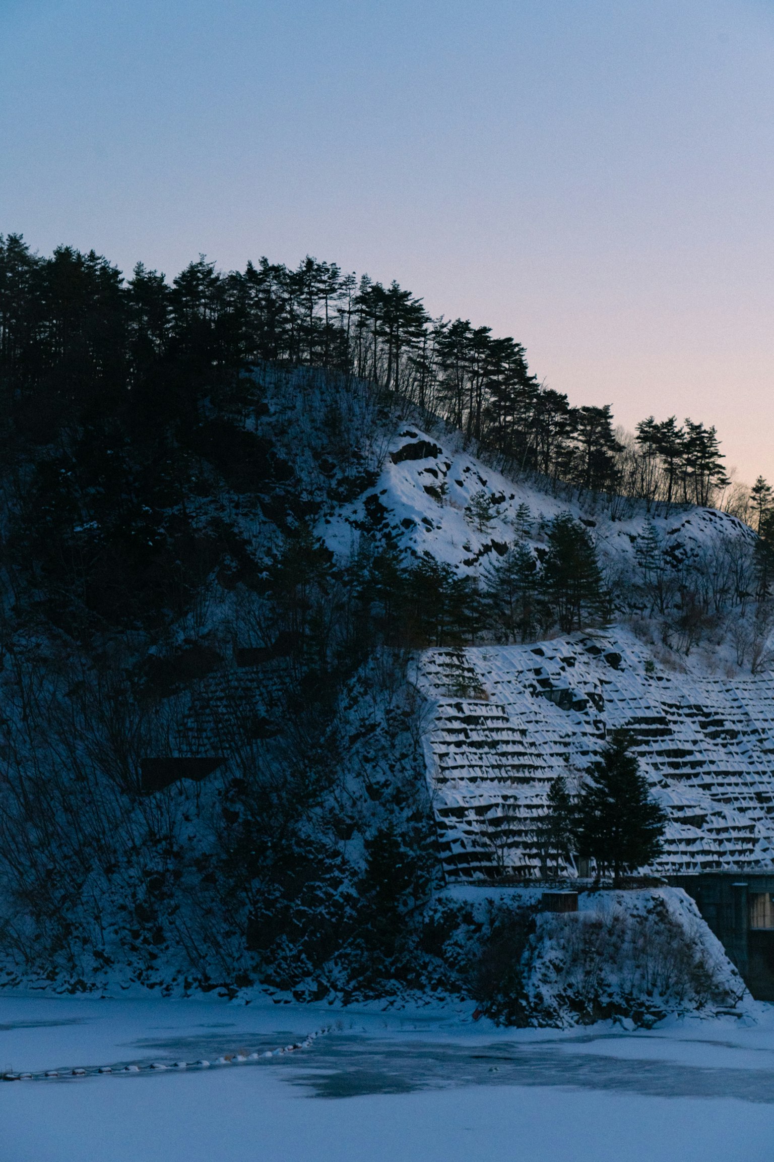 Schneebedeckte Hang mit kaltem blauen Himmel