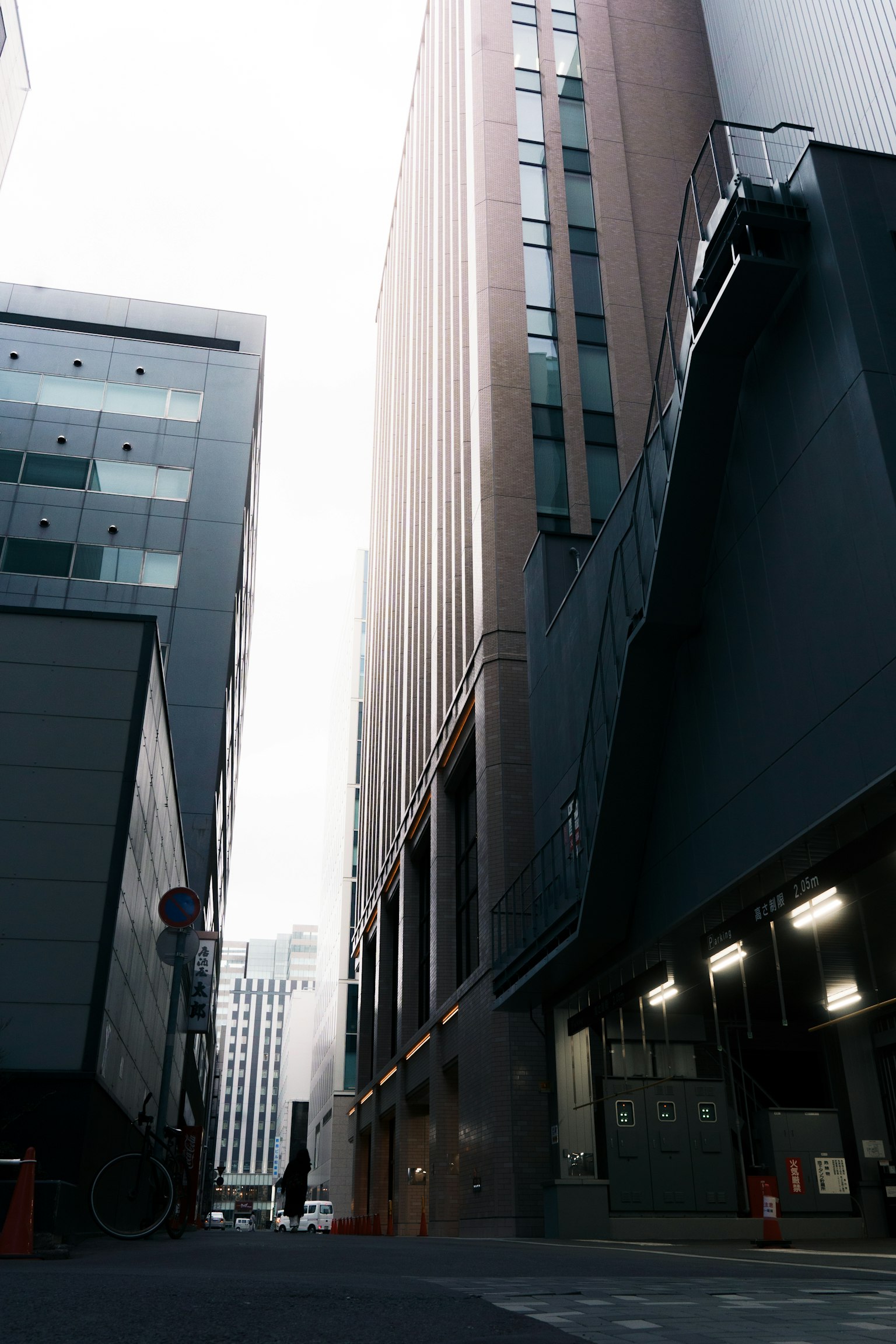 Enge Straße mit hohen Gebäuden und moderner Architektur