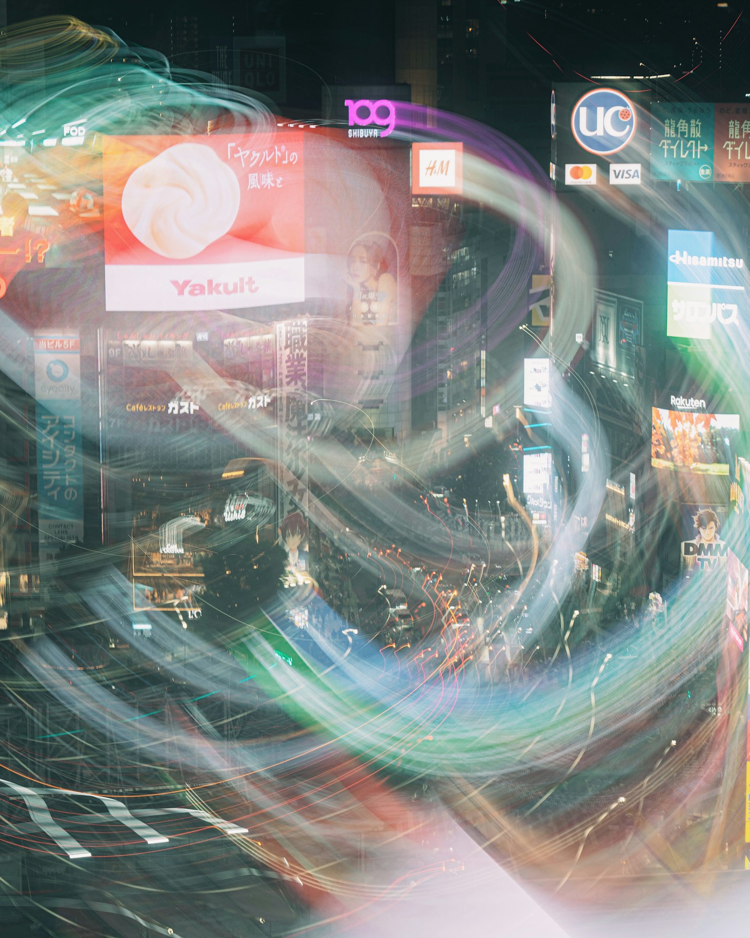 Scie di luce colorate su una strada affollata di Tokyo di notte