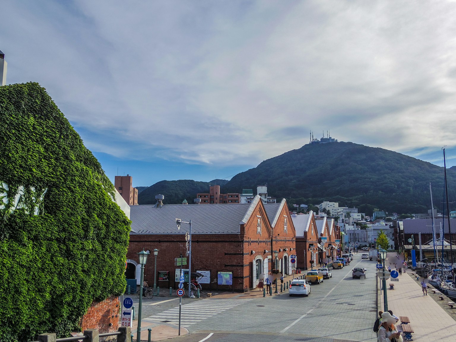 Vista pintoresca de una ciudad portuaria con edificios de ladrillo rojo y una montaña