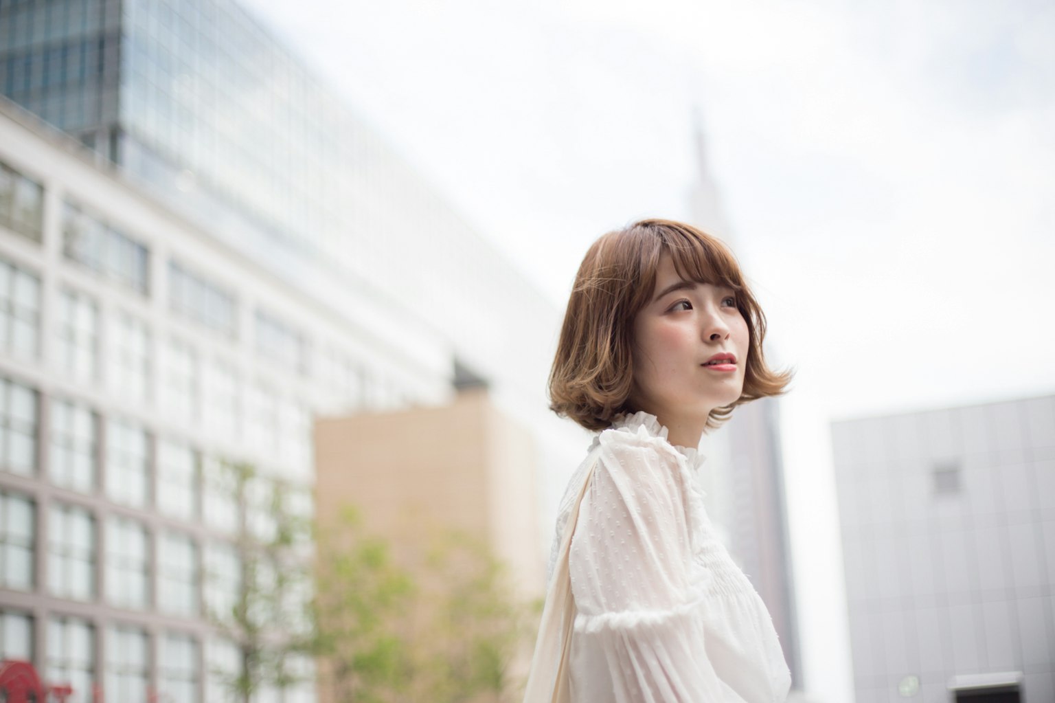 Retrato de una mujer con fondo de ciudad moderna