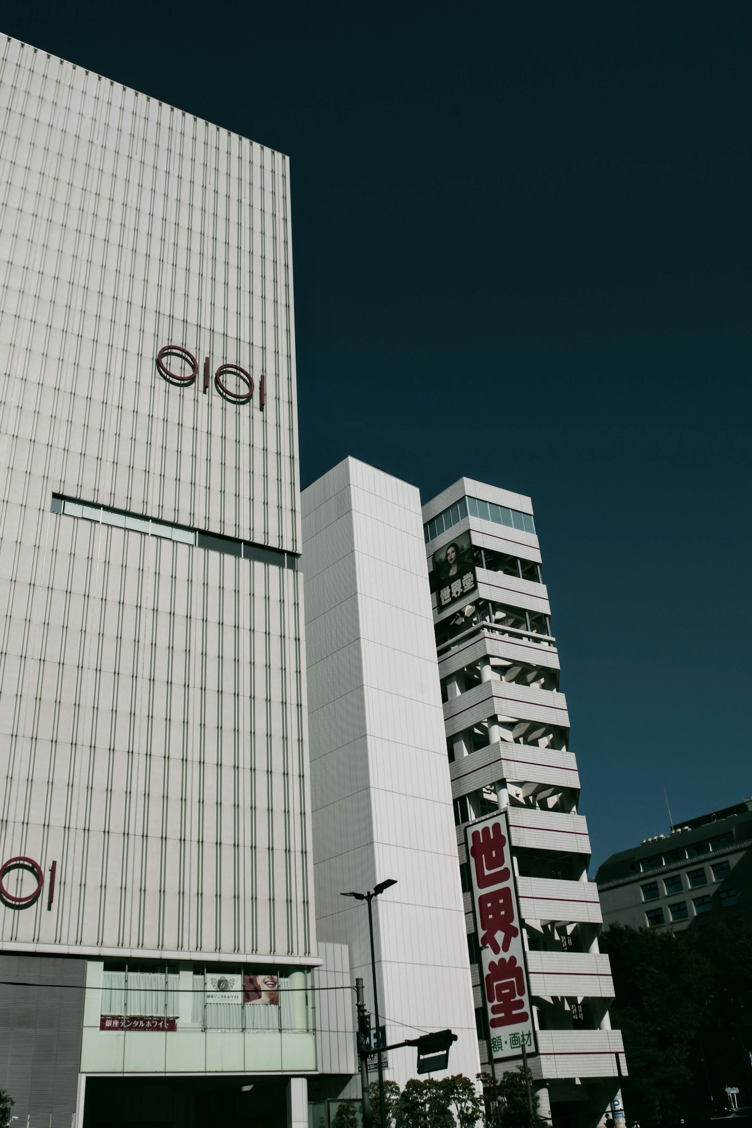 Paysage urbain avec un bâtiment blanc et un panneau rouge