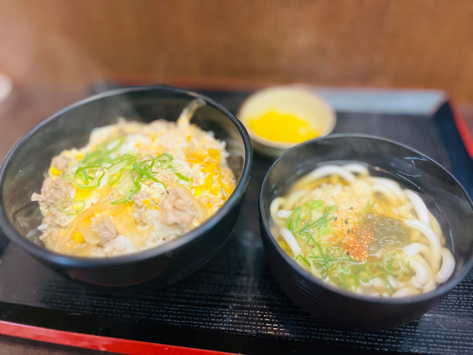 热米饭碗与乌冬面一起上桌
