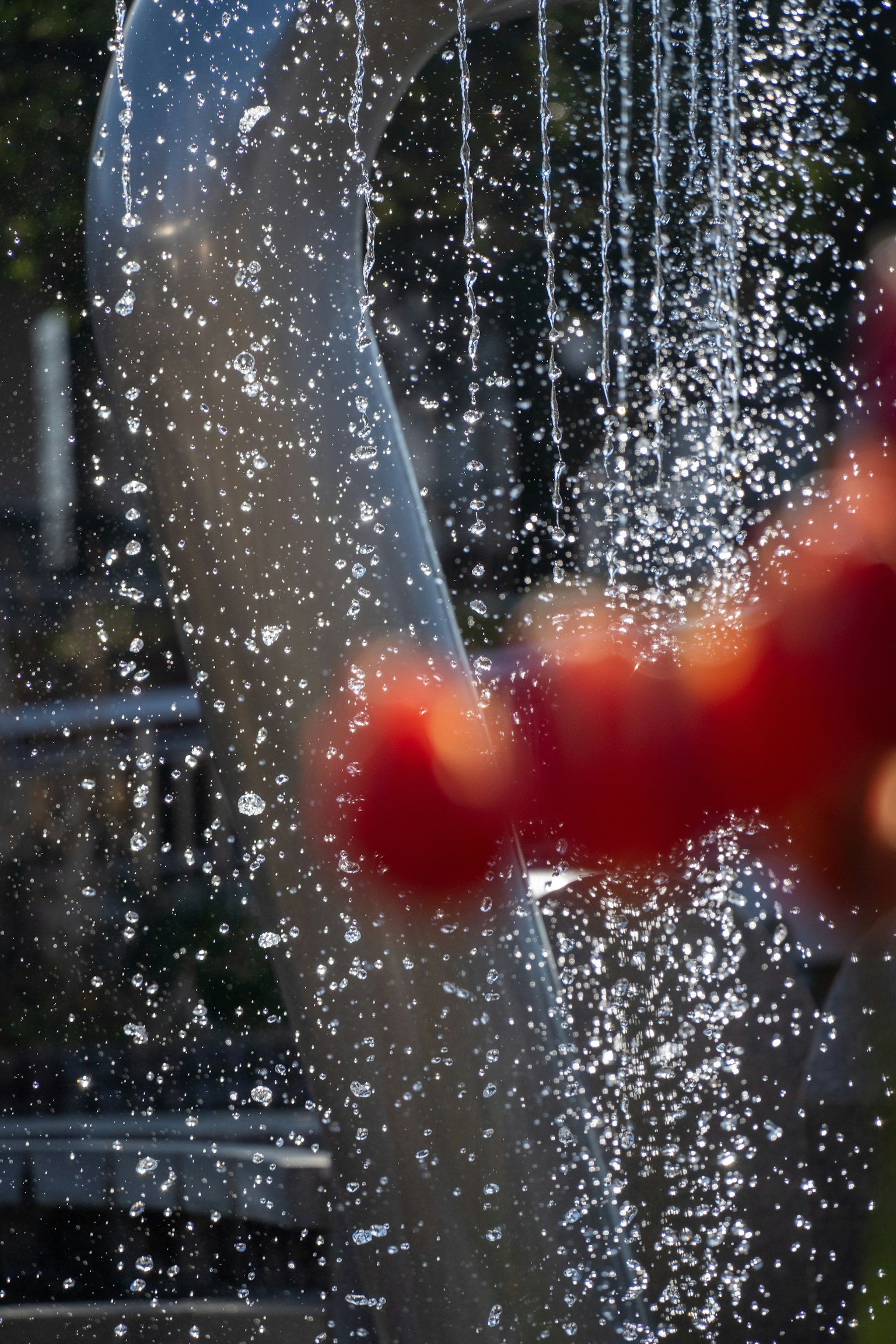 圖像顯示模糊的紅色水果與飛濺的水