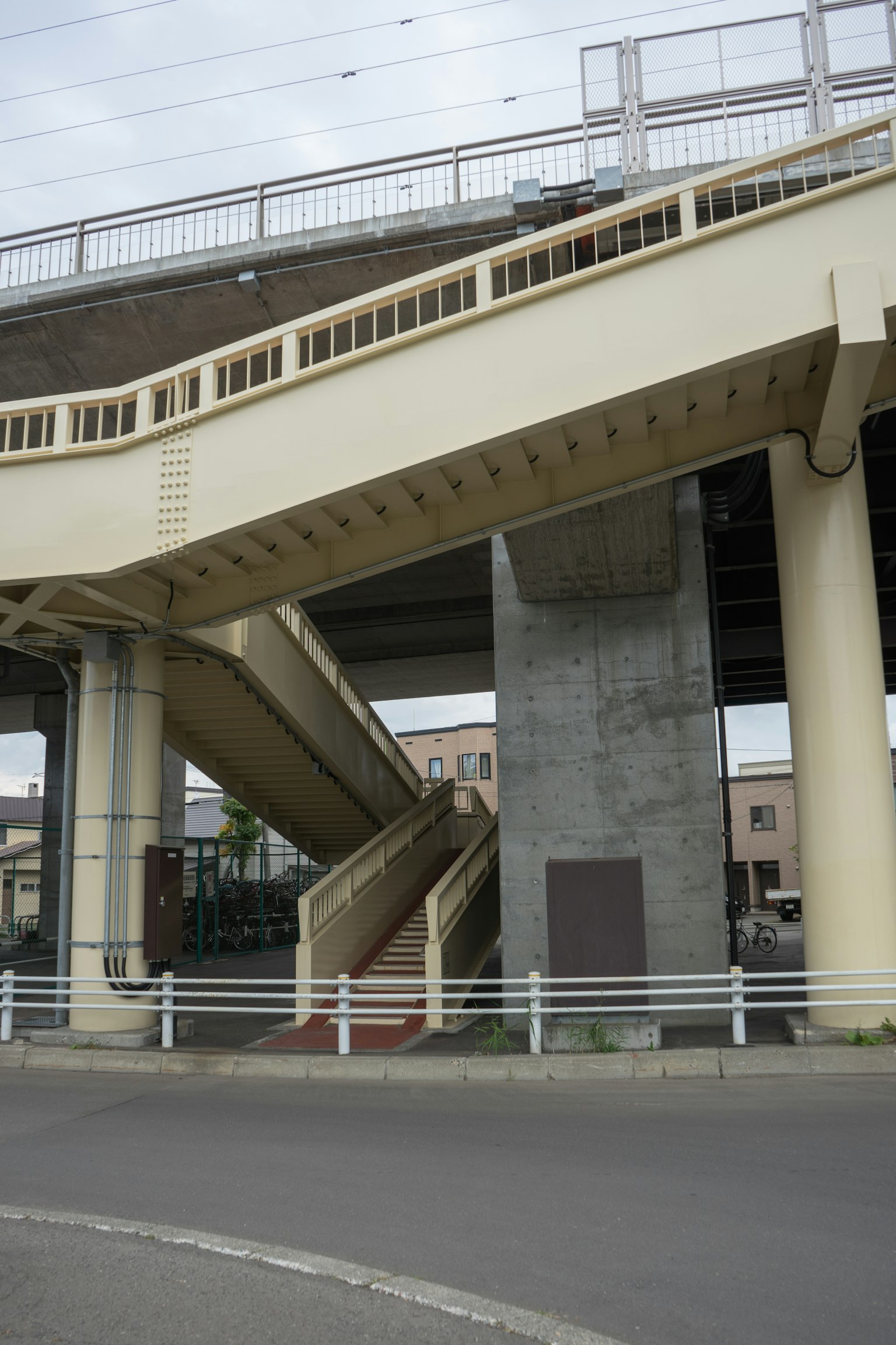 Struttura di rampe e pilastri sotto un ponte elevato