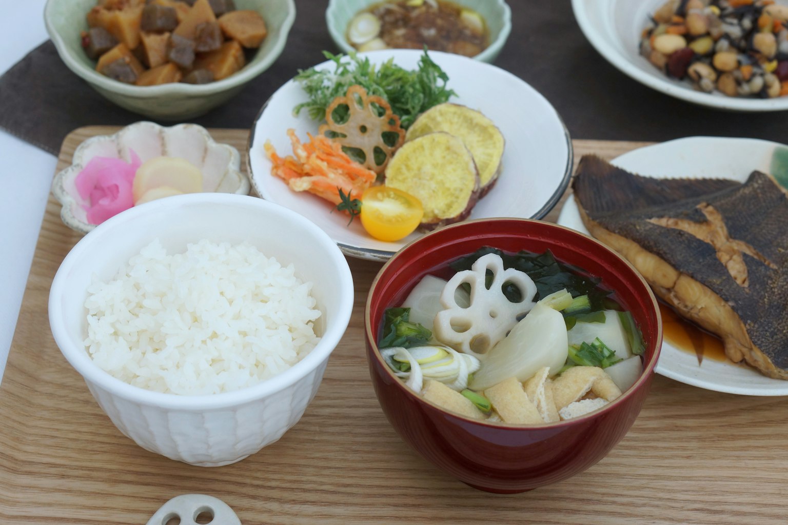 Plat de repas japonais avec du riz, de la soupe miso, du poisson grillé et des légumes assortis