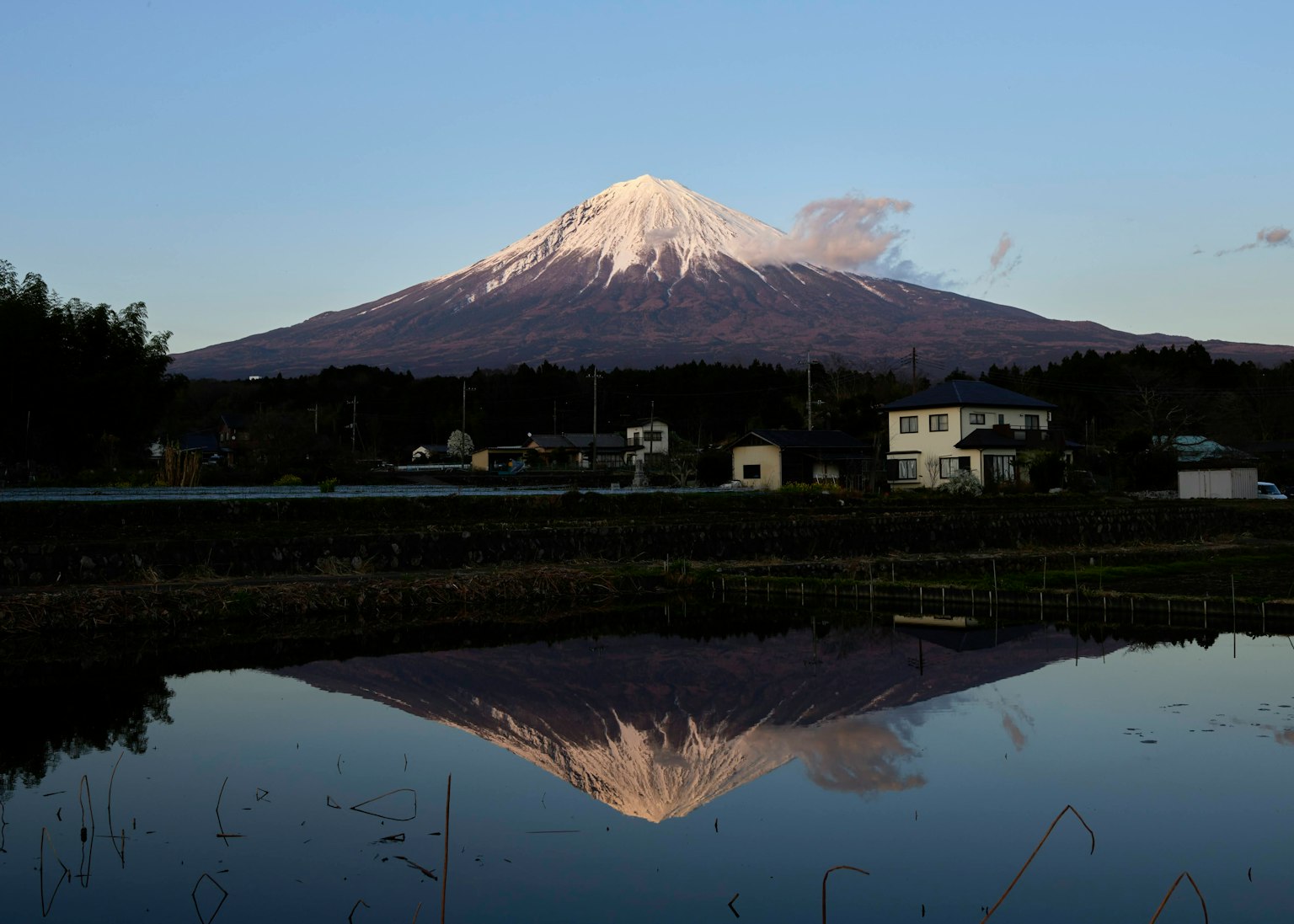 Gunung Fuji yang indah dengan salju memantul di danau tenang