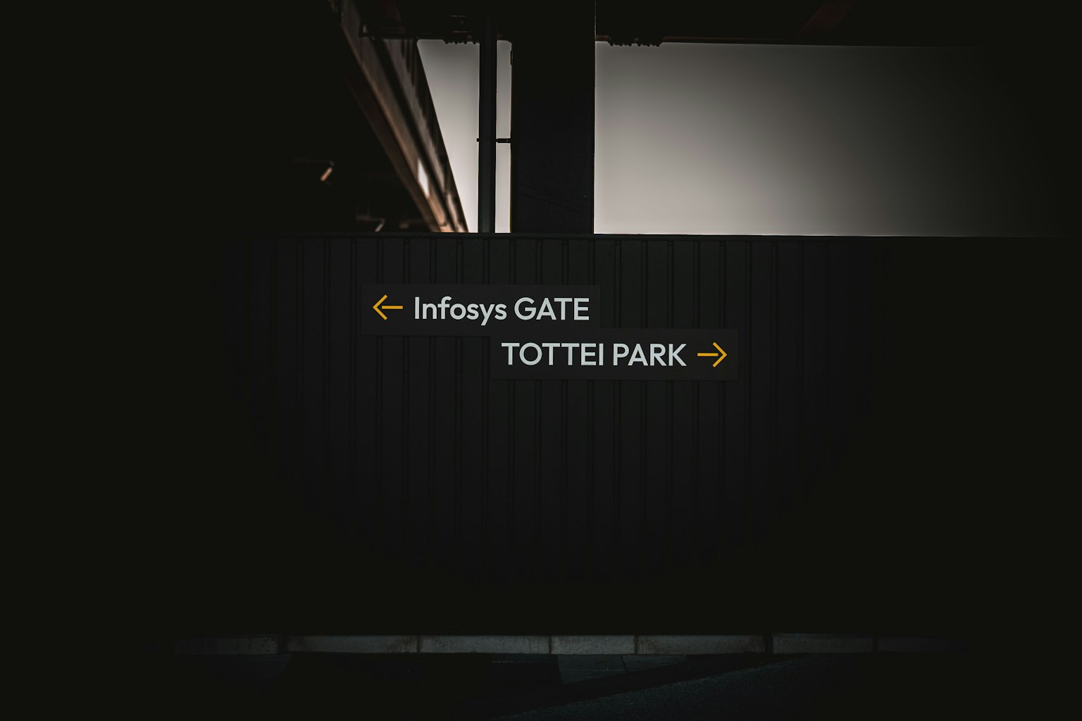 Pannello in sfondo scuro che mostra le direzioni per Infosys GATE e TOTTEI PARK