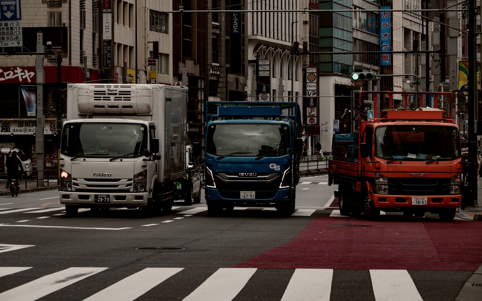 東京街道上停著的三輛卡車