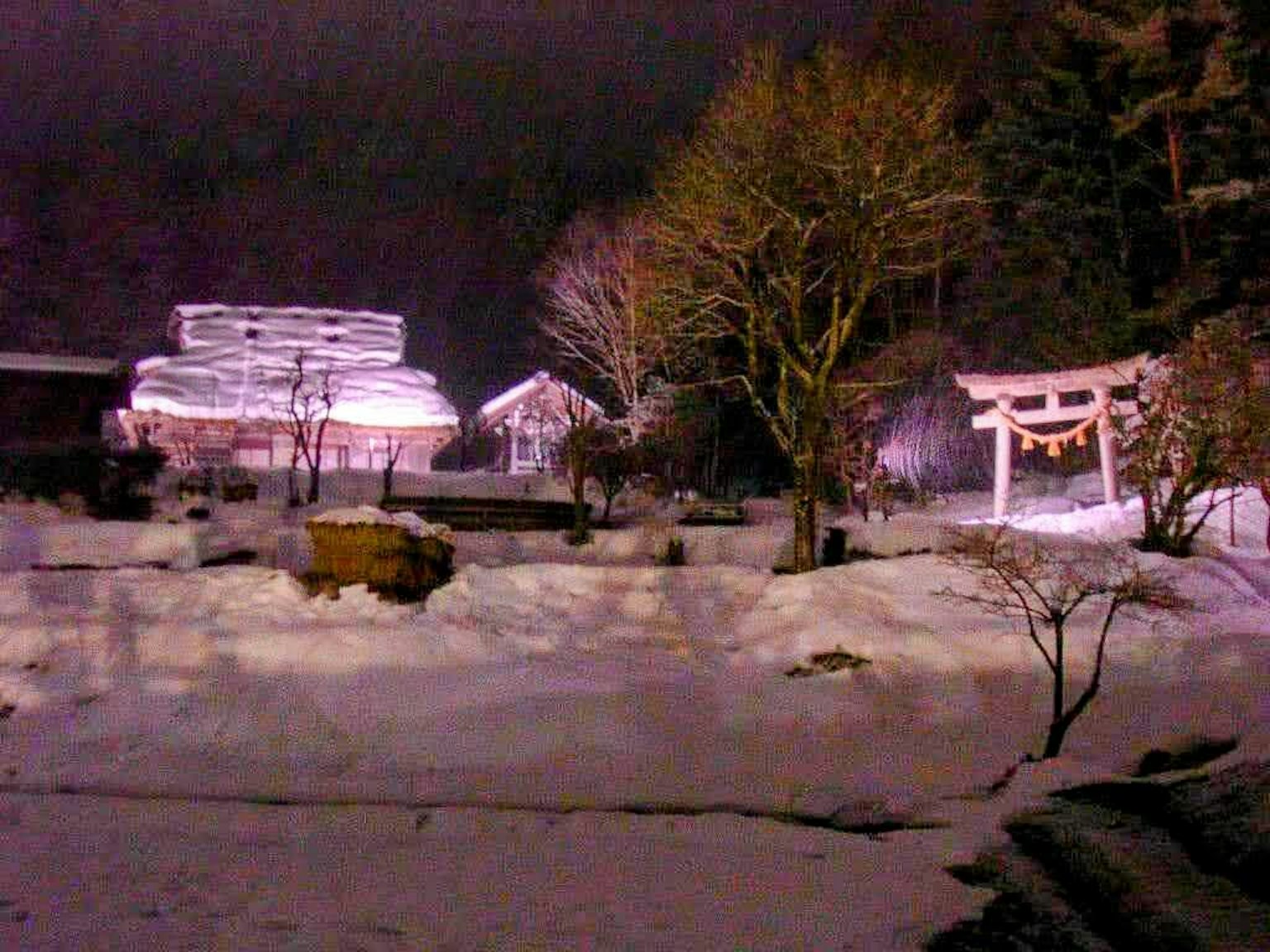 被雪覆盖的神社和古老建筑的风景