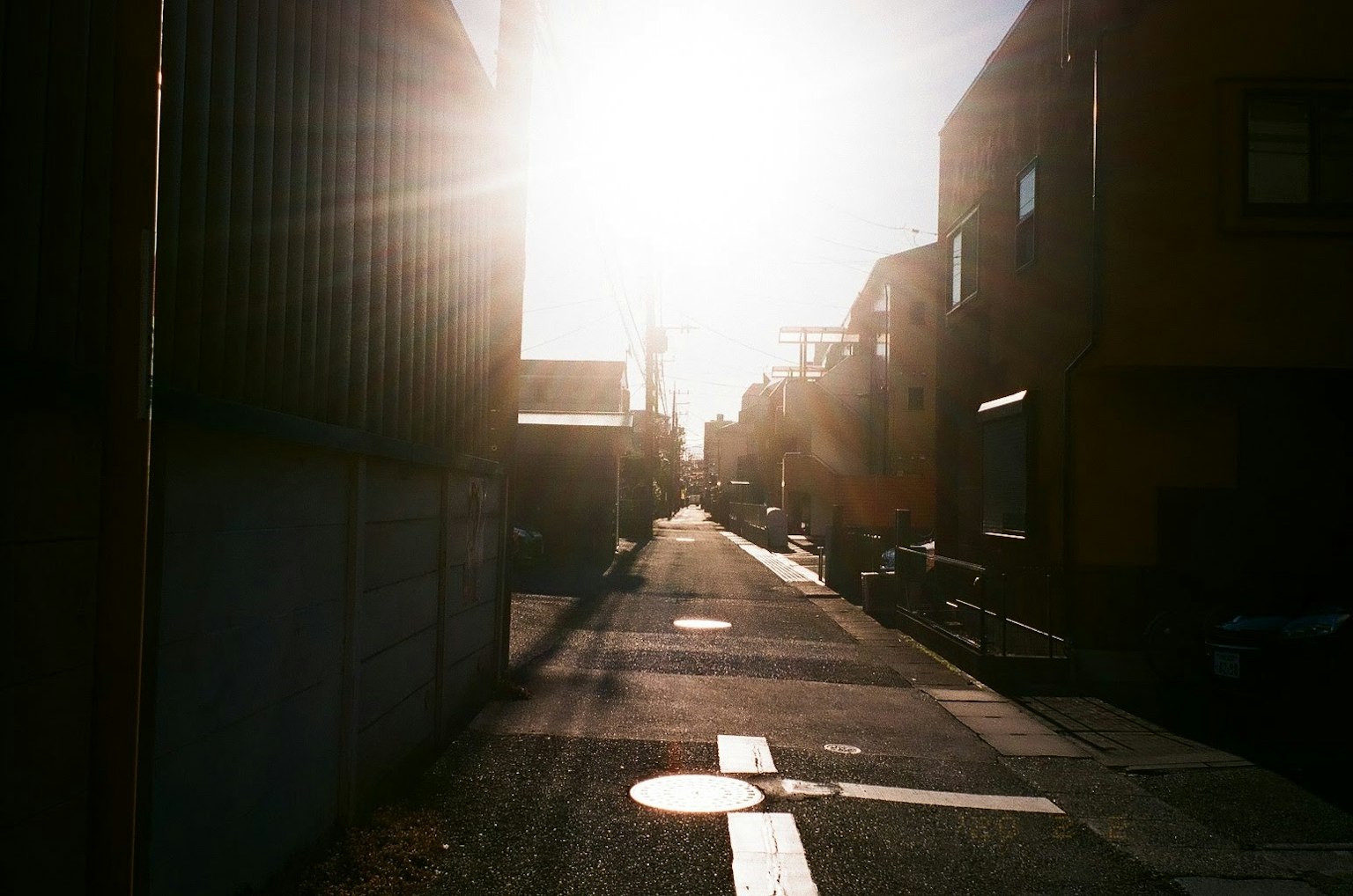 Schmale Gasse mit Sonnenlicht, das scheint
