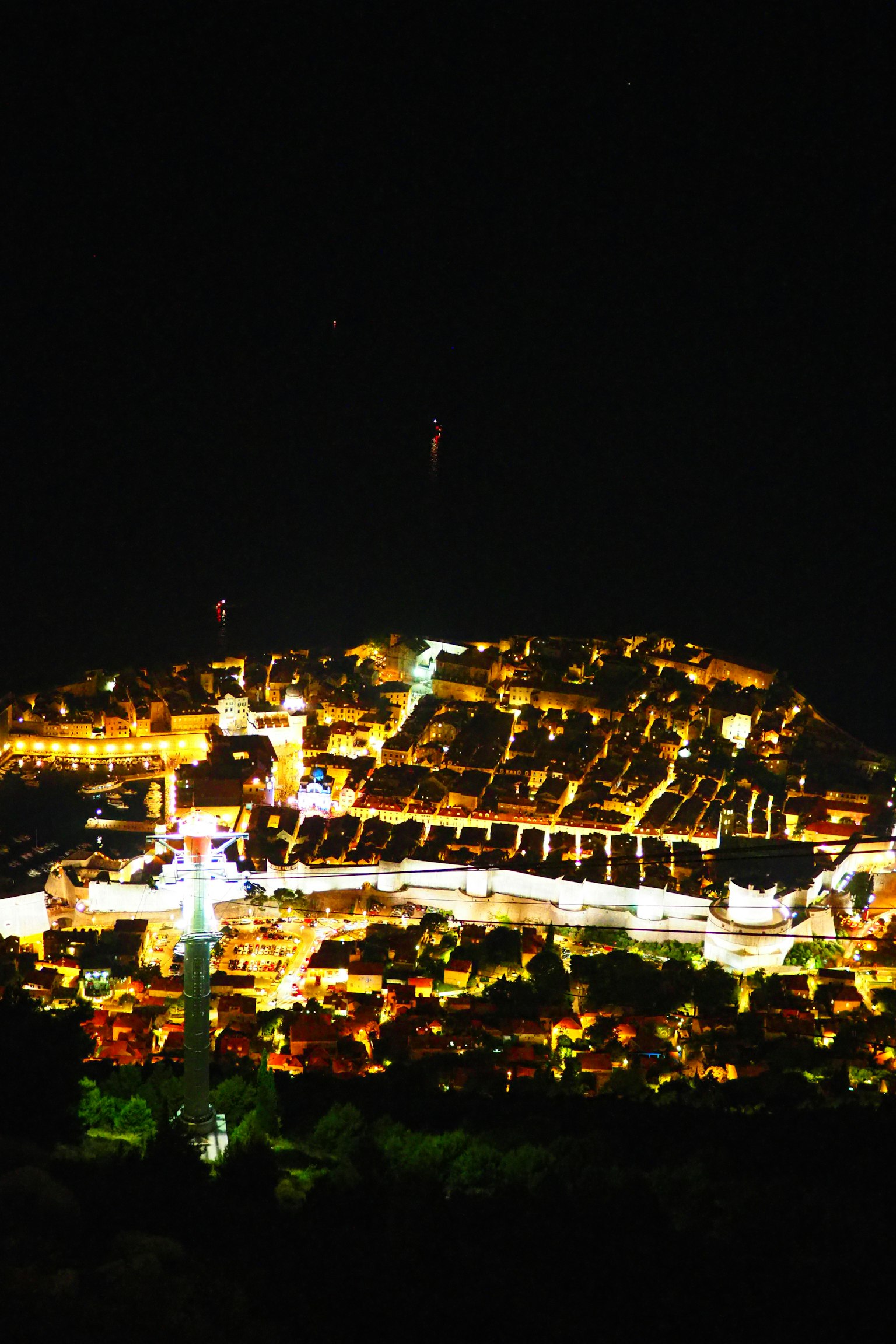 Una vista impresionante de una ciudad iluminada por la noche