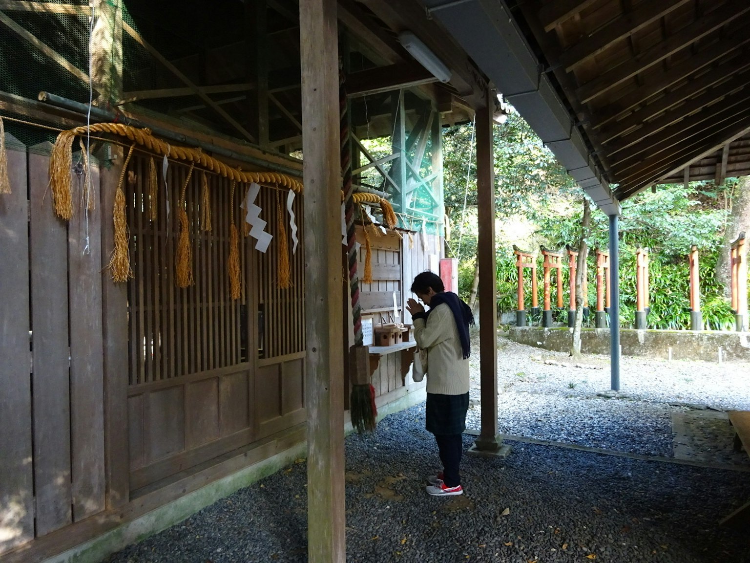 Orang berdoa di kuil dengan dekorasi tradisional